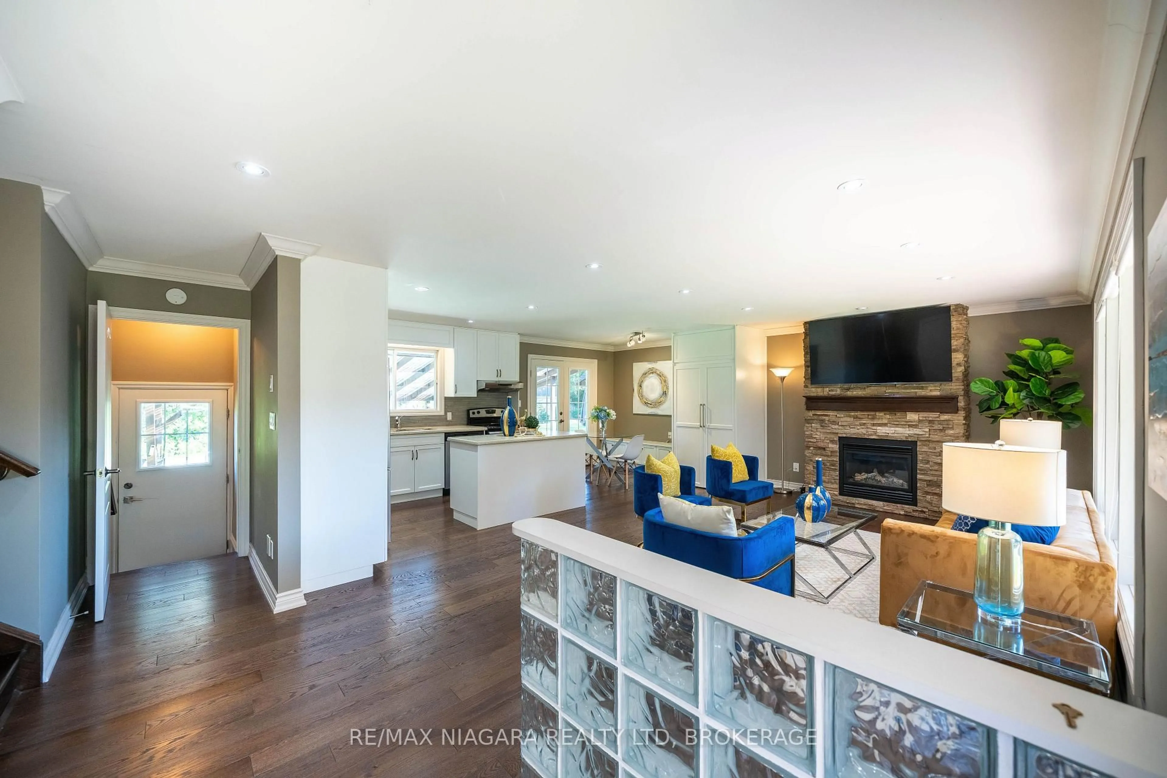 Open concept kitchen, unknown for 8 Fernwood Terr, St. Catharines Ontario L2T 3W5