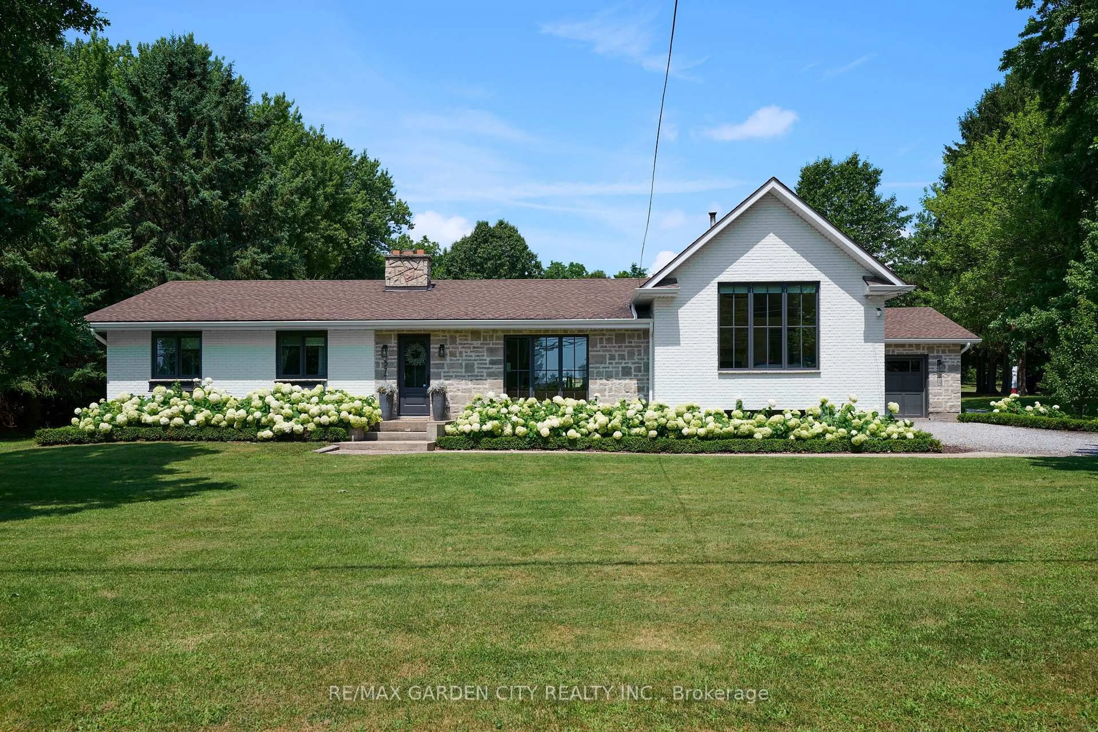 A pic from outside/outdoor area/front of a property/back of a property/a pic from drone, street for 377 Canboro Rd, Pelham Ontario L0S 1M0