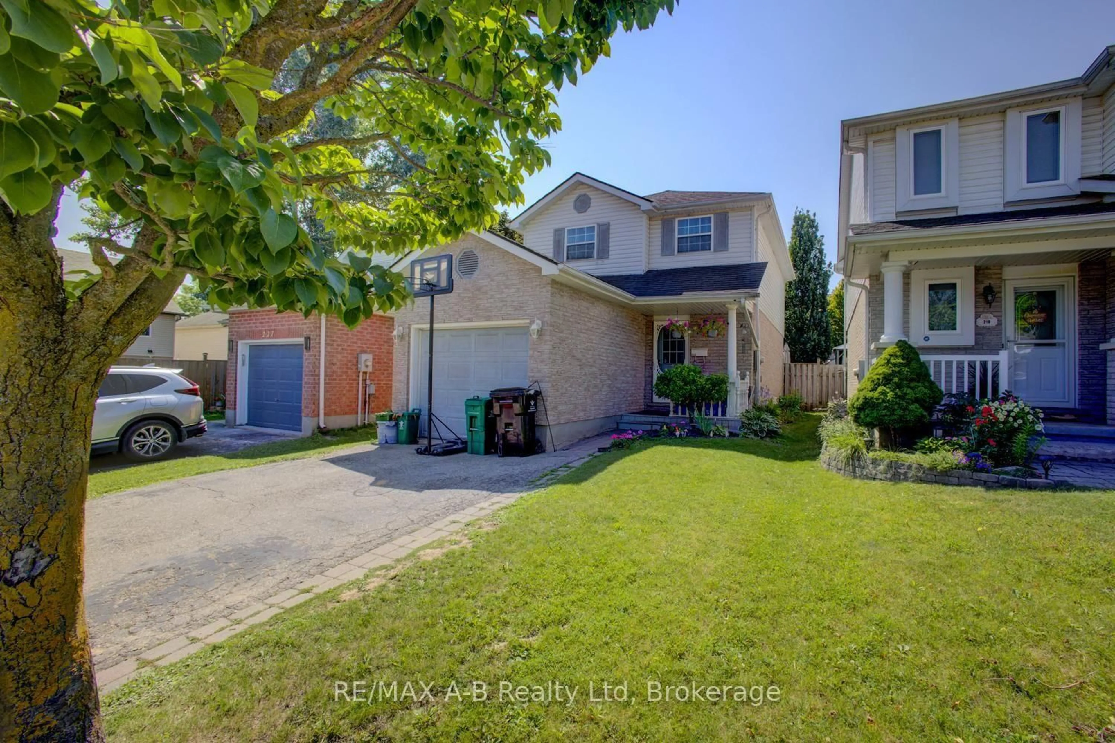 A pic from outside/outdoor area/front of a property/back of a property/a pic from drone, street for 223 Melran Dr, Waterloo Ontario N3C 4E5