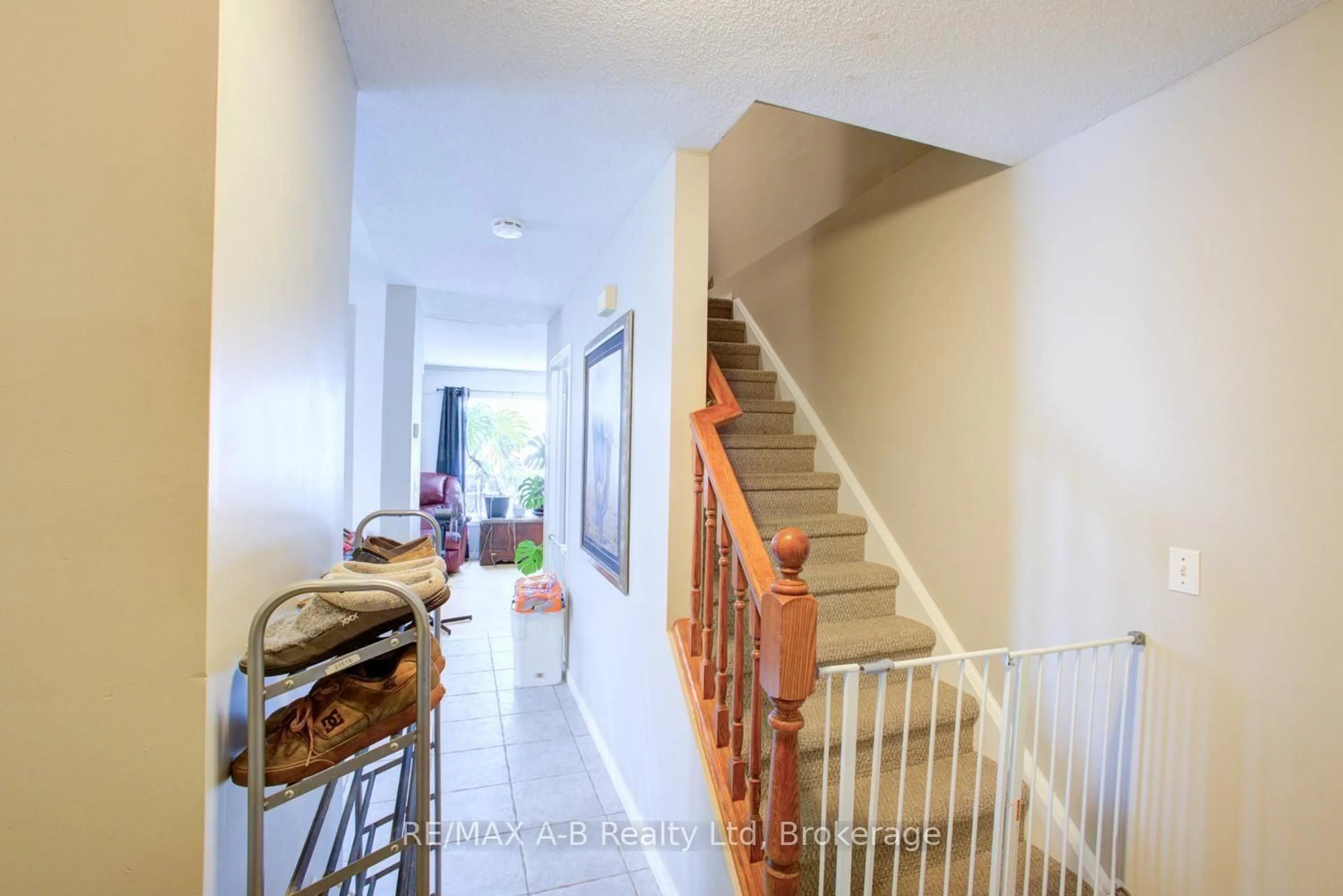Indoor foyer for 223 Melran Dr, Waterloo Ontario N3C 4E5