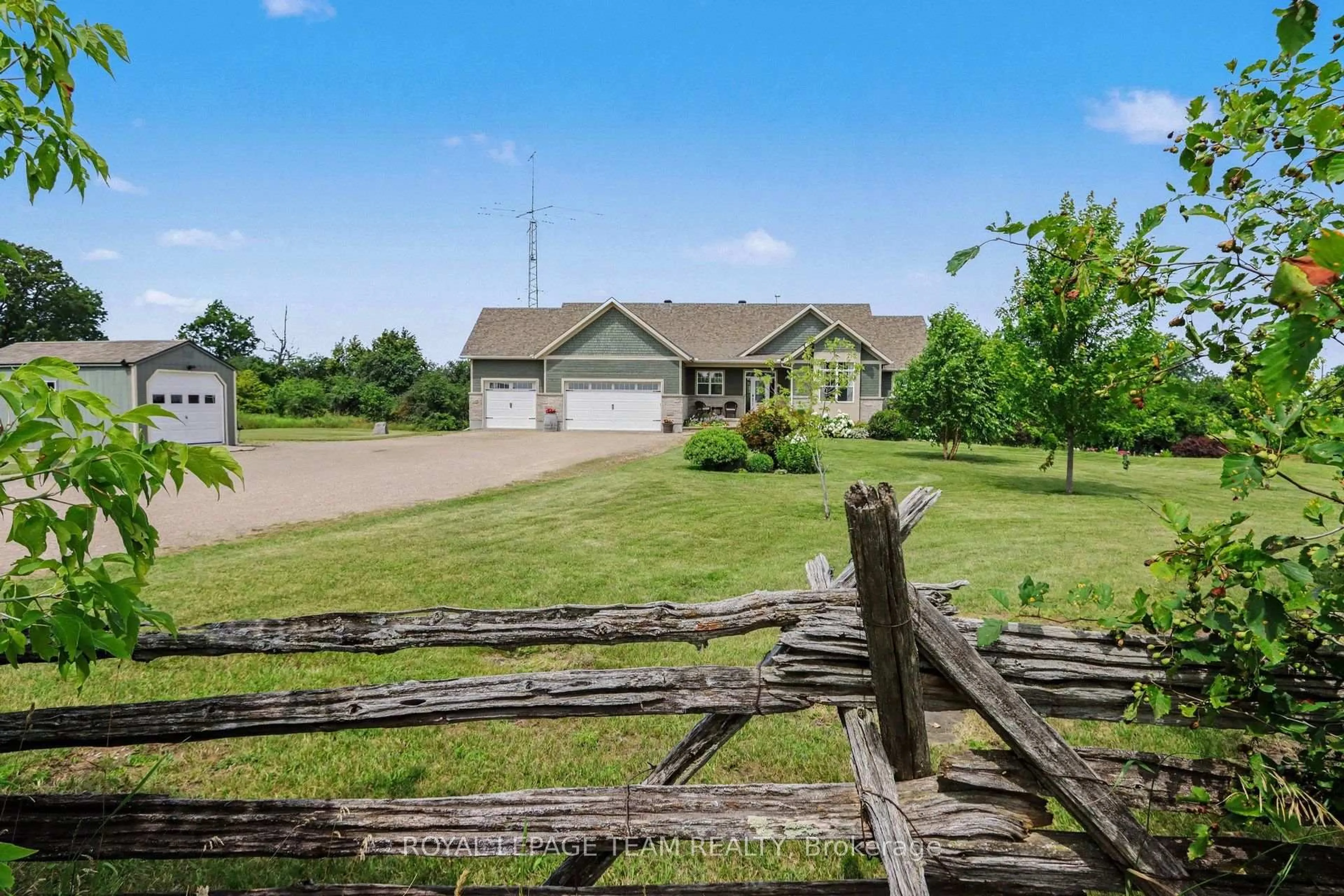 A pic from outside/outdoor area/front of a property/back of a property/a pic from drone, unknown for 10 Old Kingston Rd, Rideau Lakes Ontario K0G 1L0