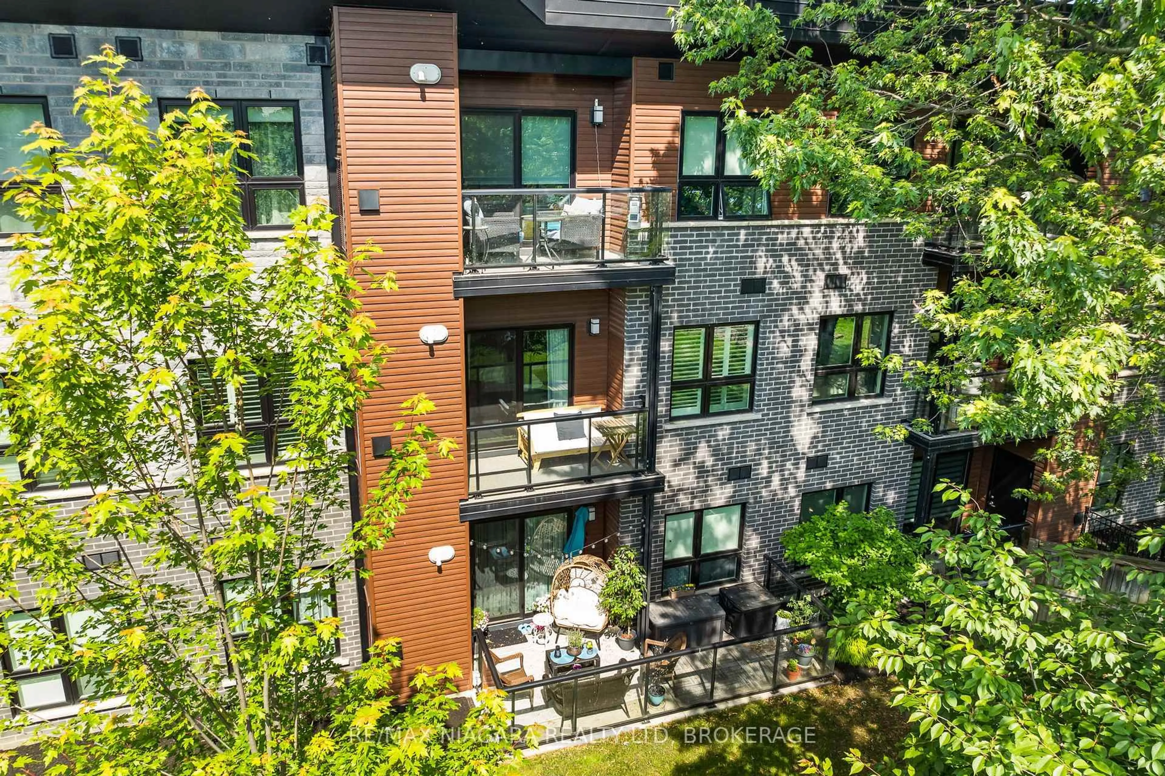 A pic from outside/outdoor area/front of a property/back of a property/a pic from drone, city buildings view from balcony for 212 Lakeport Rd #203, St. Catharines Ontario L2N 4R5