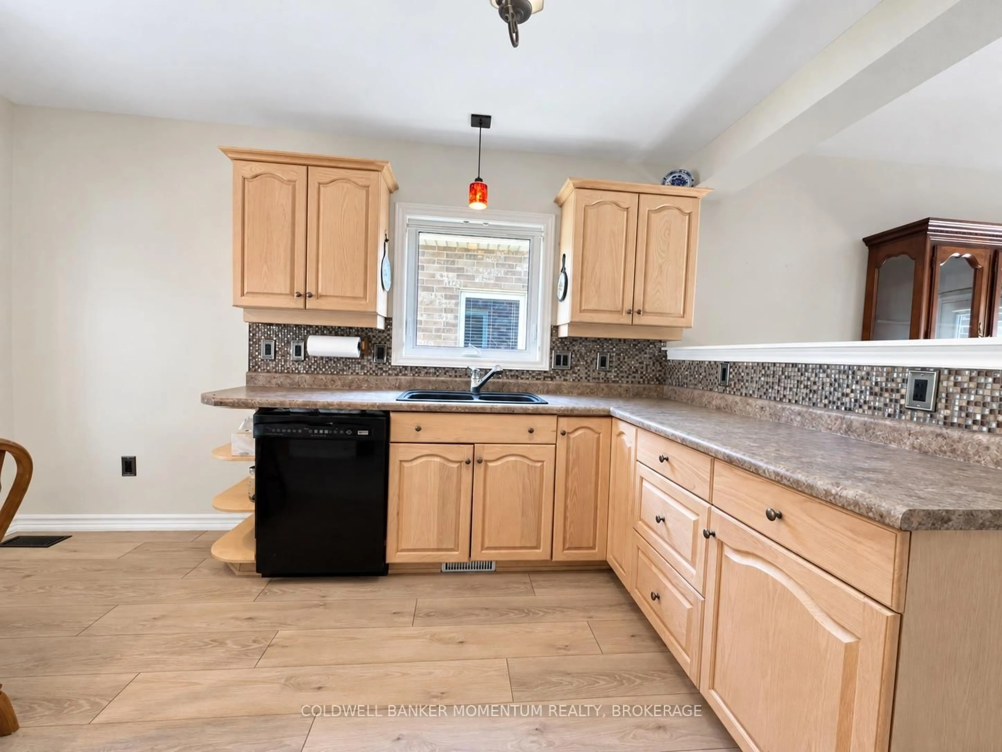 Standard kitchen, ceramic/tile floor for 3930 Durban Lane, Lincoln Ontario L0R 2C0