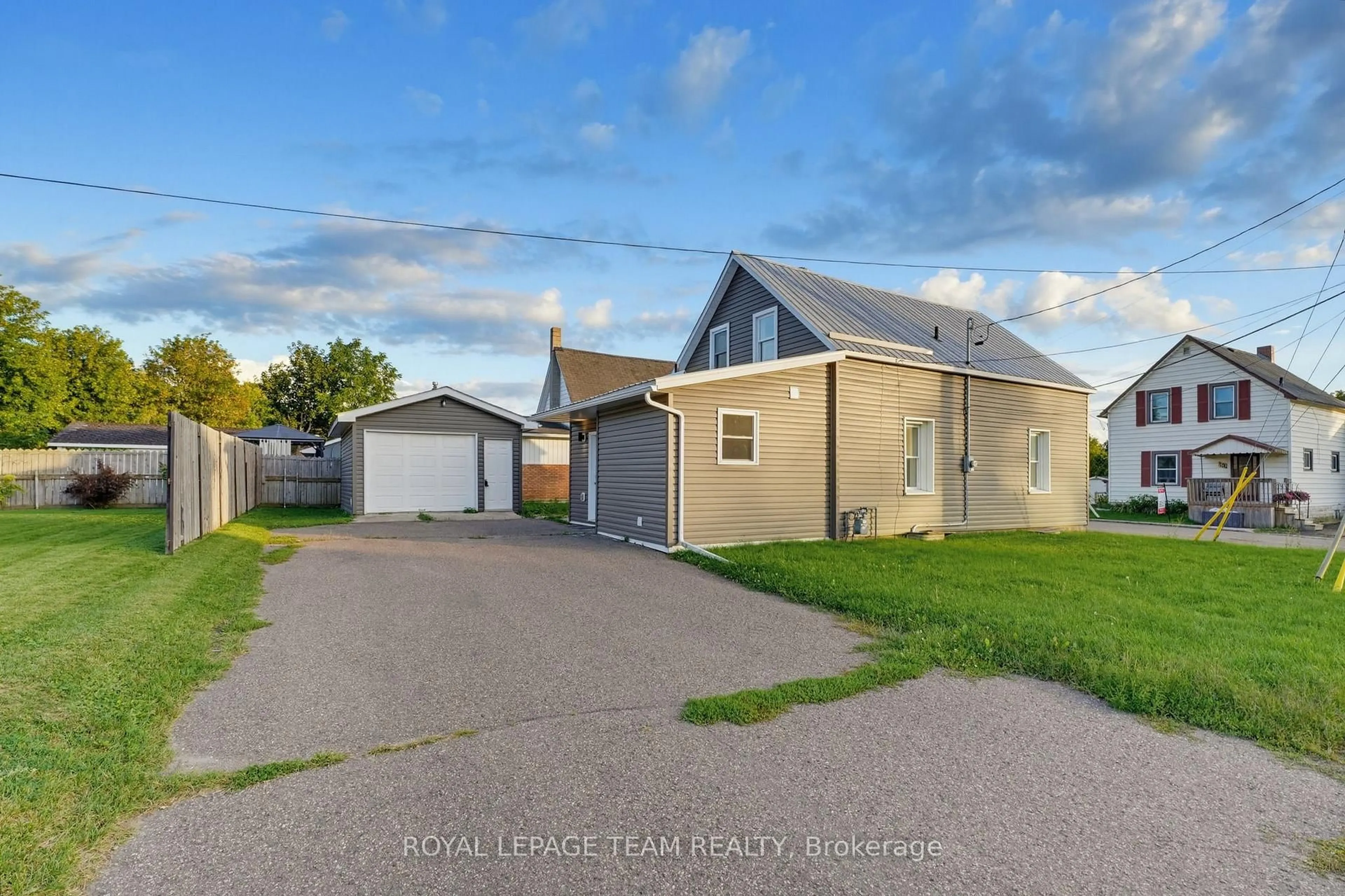 A pic from outside/outdoor area/front of a property/back of a property/a pic from drone, street for 81 BANK St, Renfrew Ontario K7V 2E7