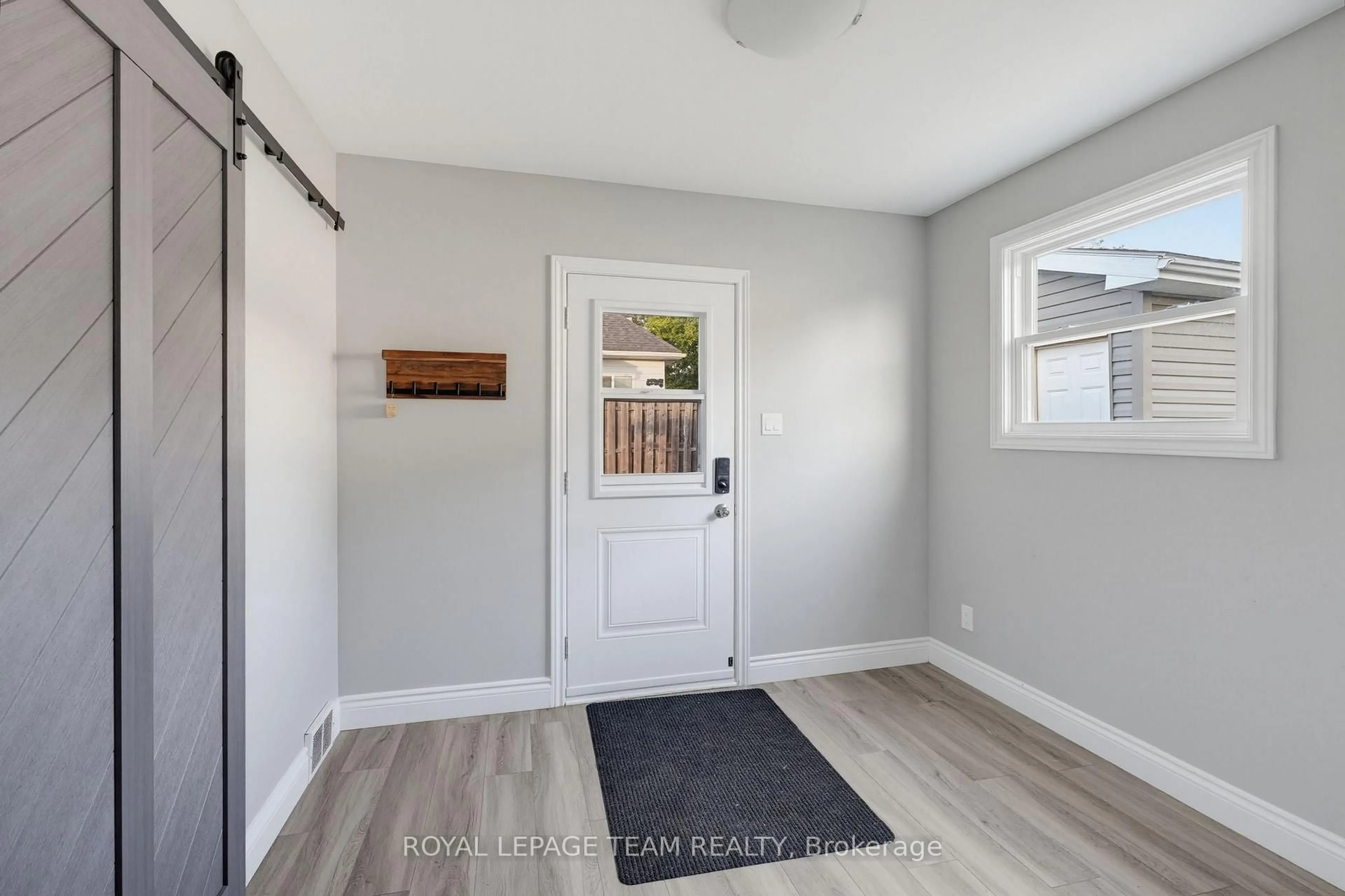 Indoor entryway for 81 BANK St, Renfrew Ontario K7V 2E7