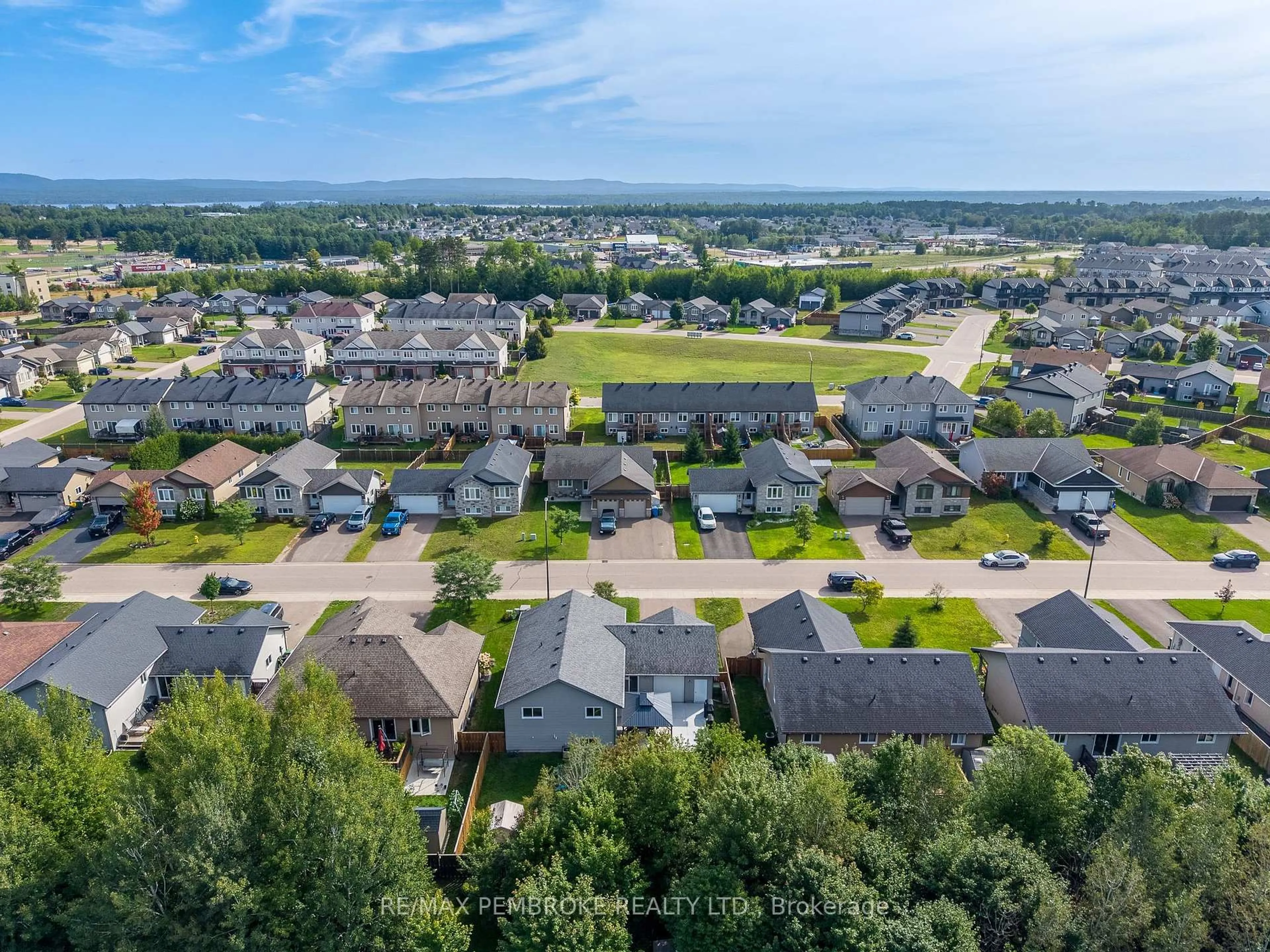 A pic from outside/outdoor area/front of a property/back of a property/a pic from drone, unknown for 521 Gardner Cres, Petawawa Ontario K8H 0C4