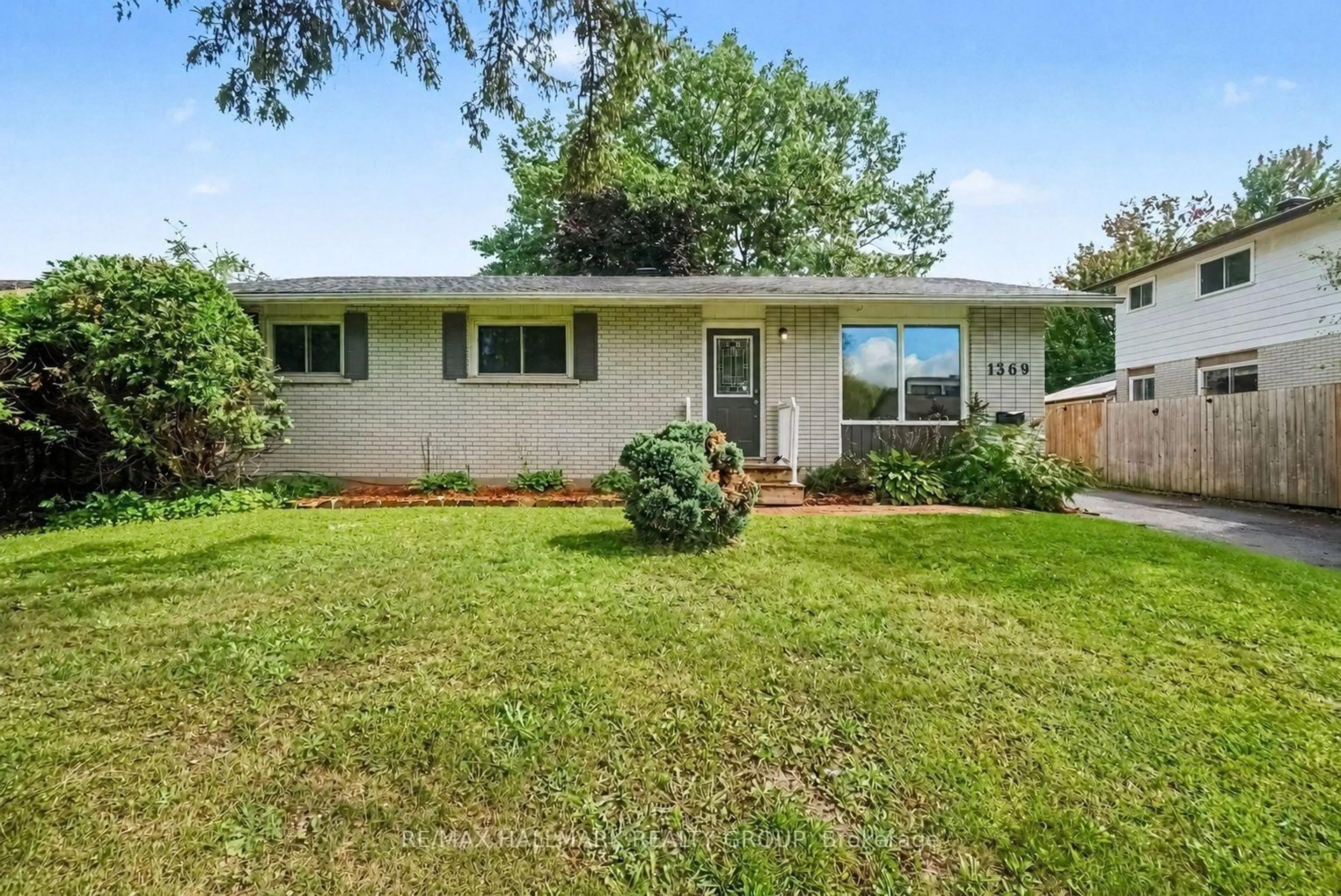 Home with vinyl exterior material, street for 1369 Duford Dr, Ottawa Ontario K1E 1E3