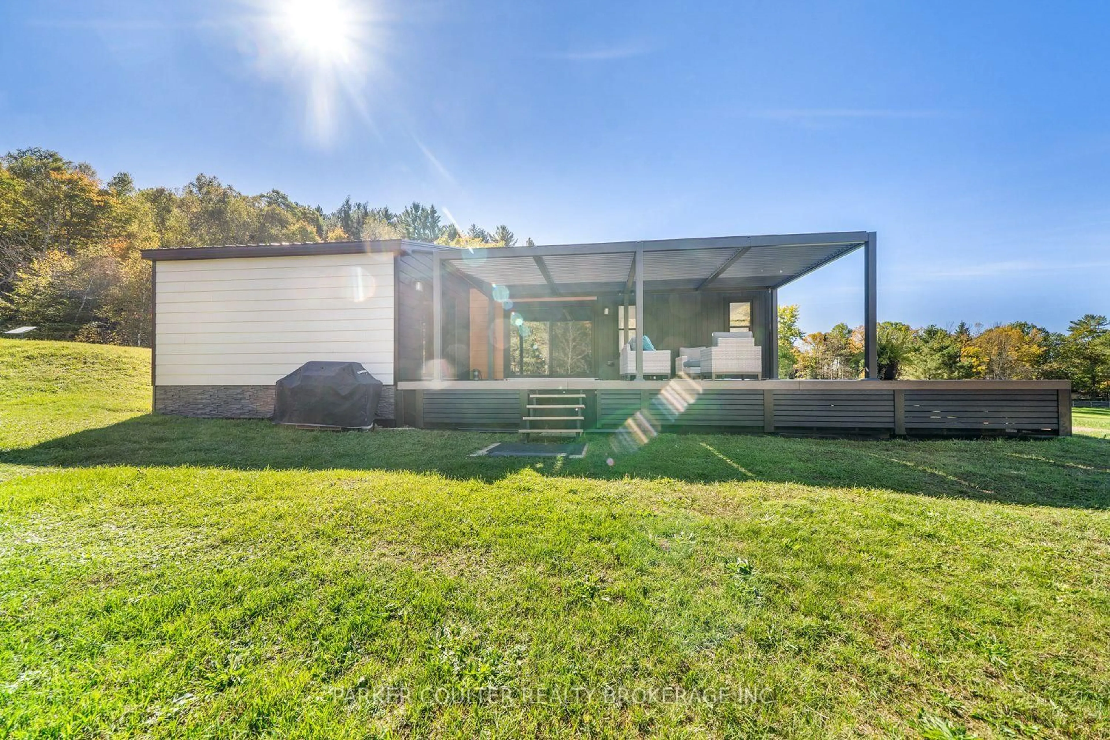 A pic from outside/outdoor area/front of a property/back of a property/a pic from drone, unknown for 1366 Rosseau Lake Rd 2, Muskoka Lakes Ontario P0B 1J0