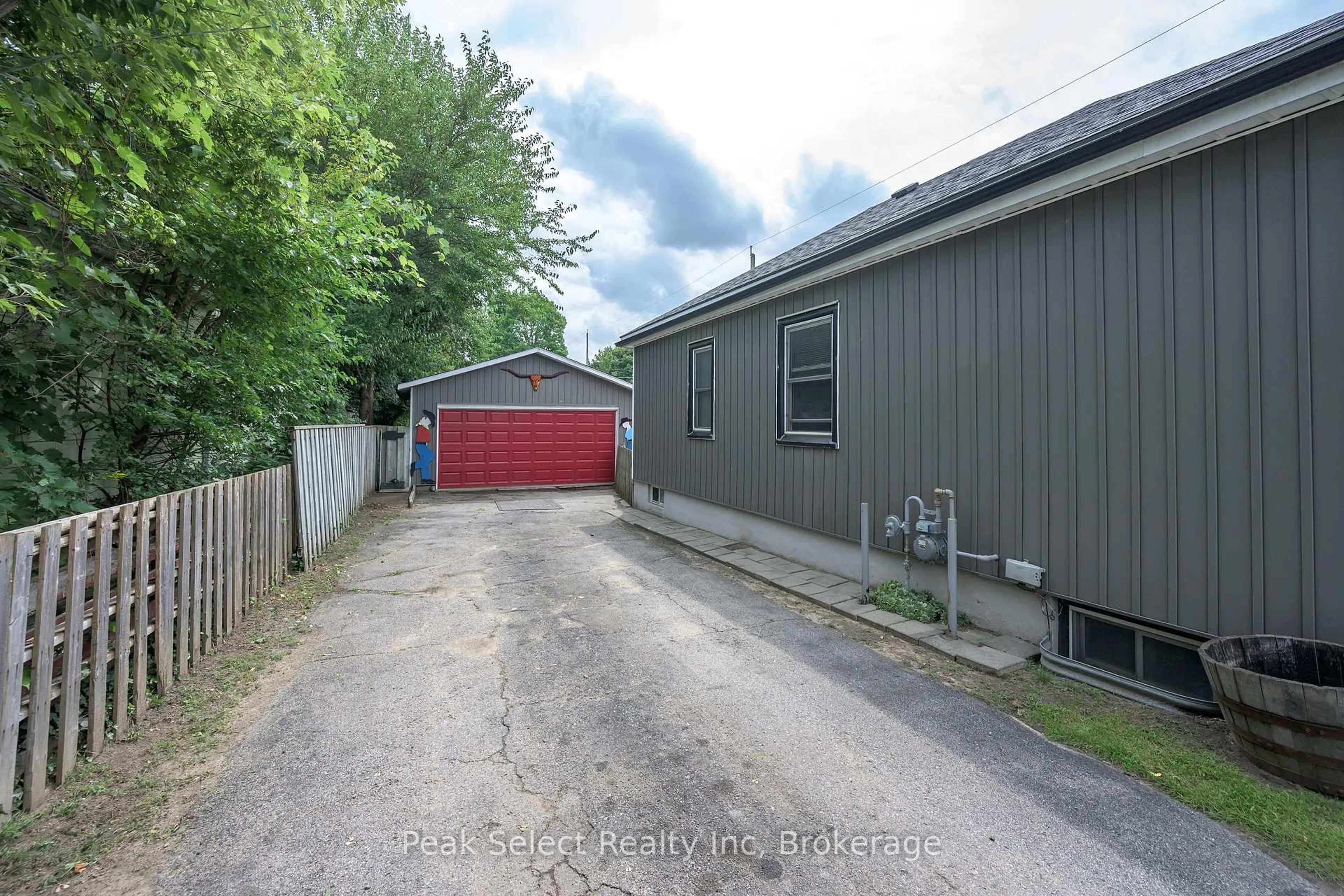 Shed for 1345 Trafalgar St, London East Ontario N5W 1W5