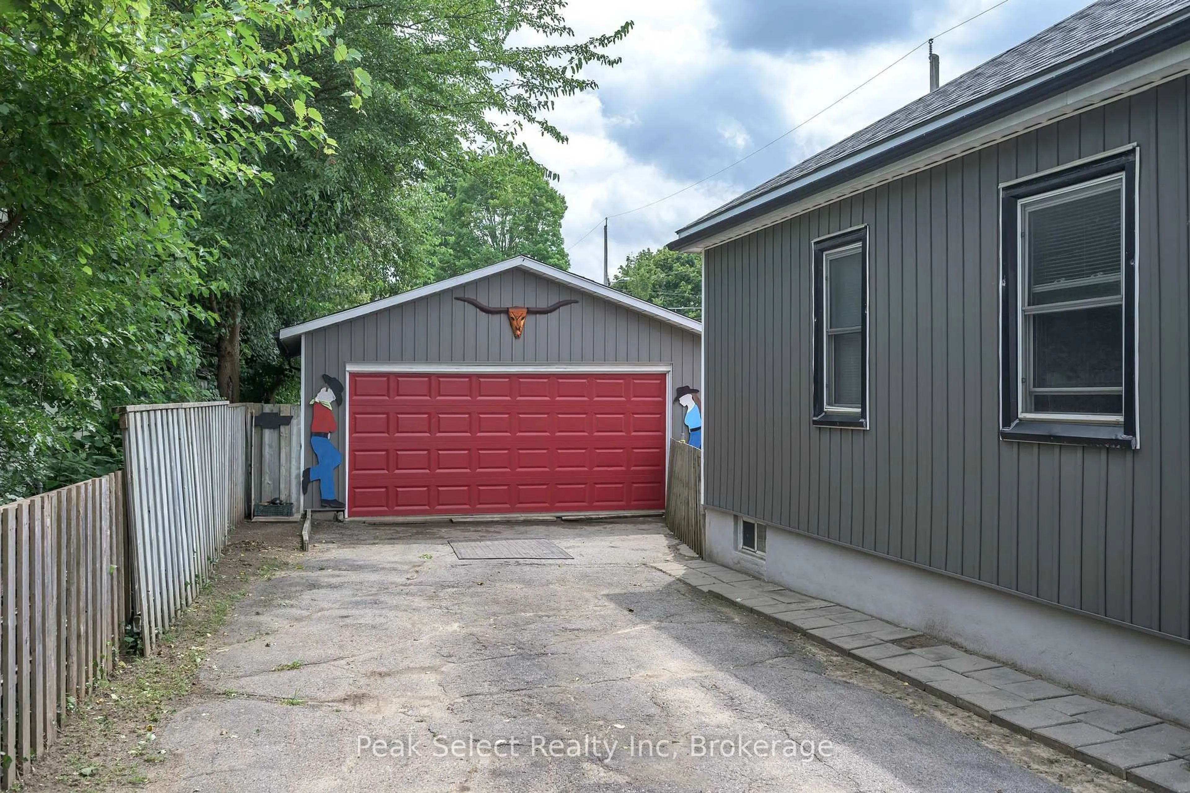Indoor garage for 1345 Trafalgar St, London East Ontario N5W 1W5