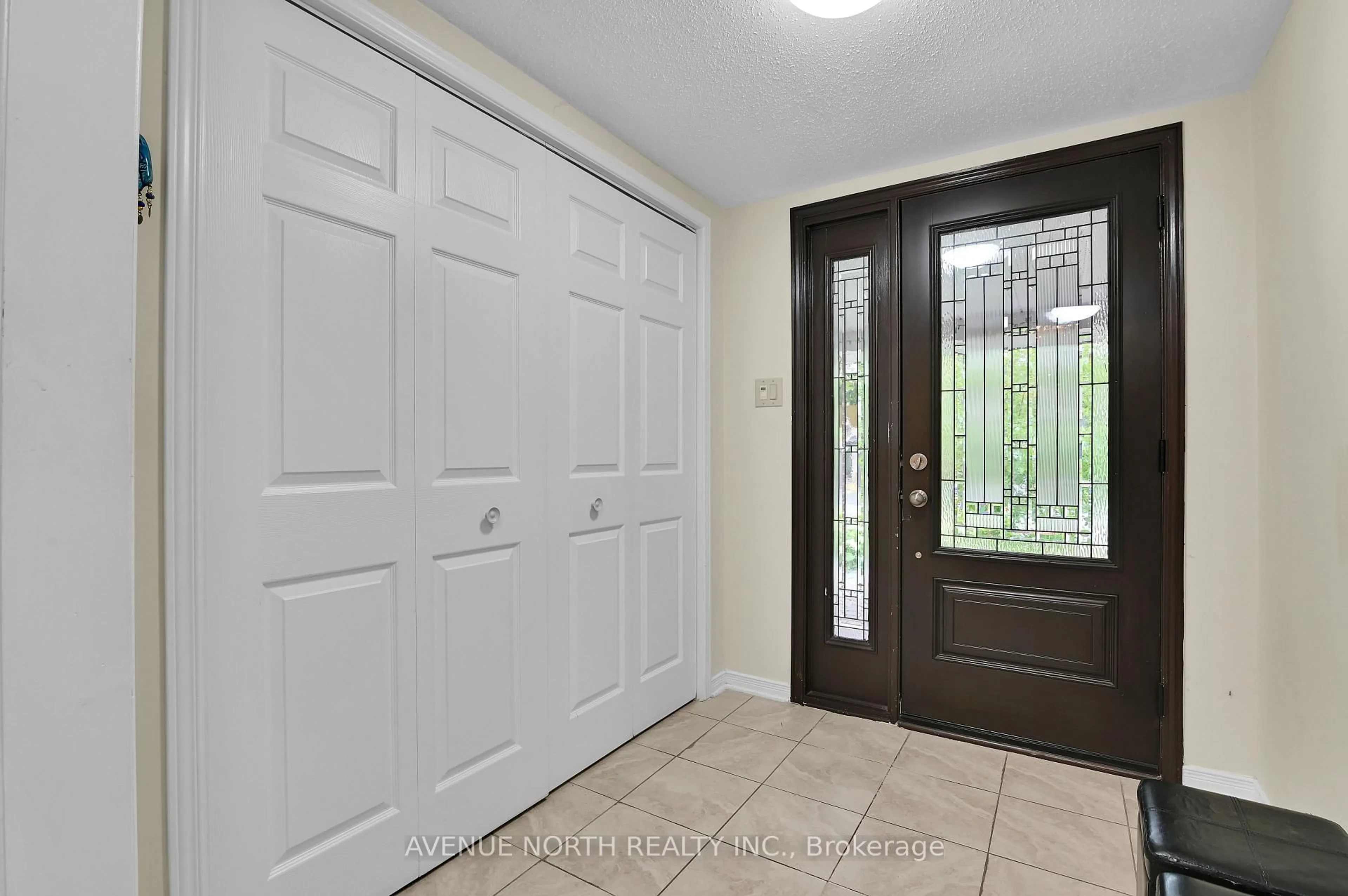 Indoor entryway for 48 Hackett St, Ottawa Ontario K1V 0P5