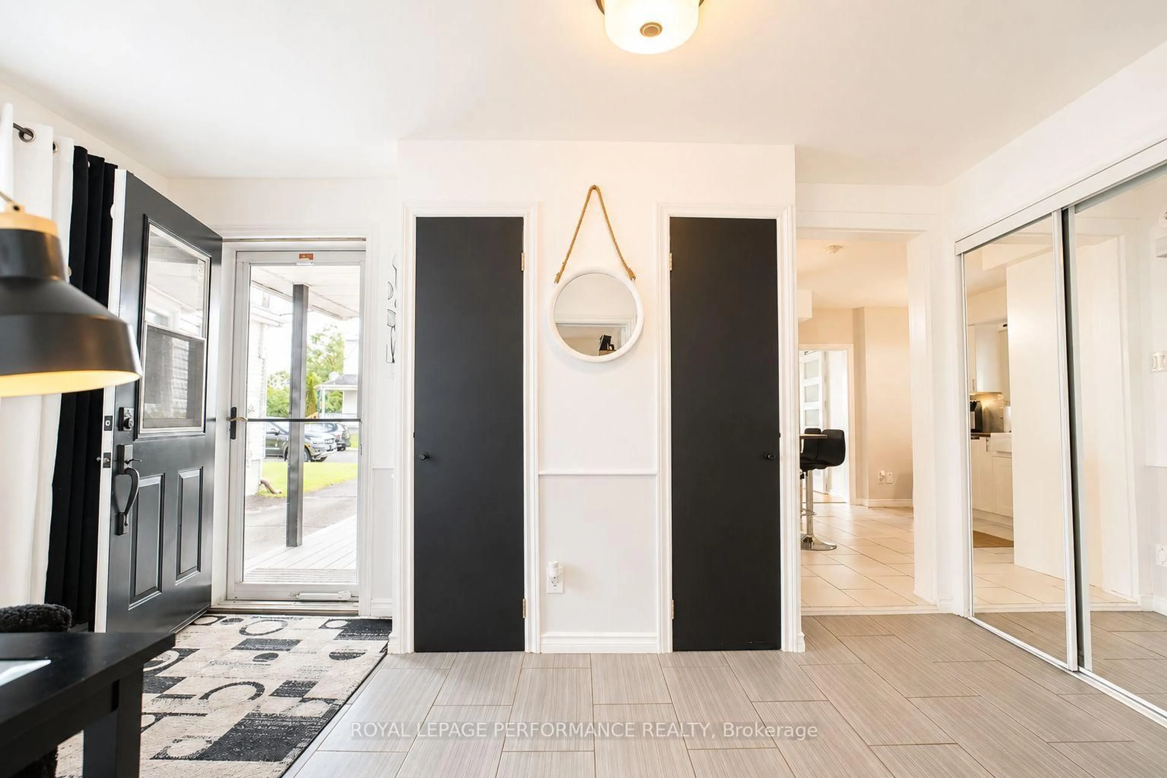 Indoor entryway for 332 Catherine St, Hawkesbury Ontario K6A 1Z6