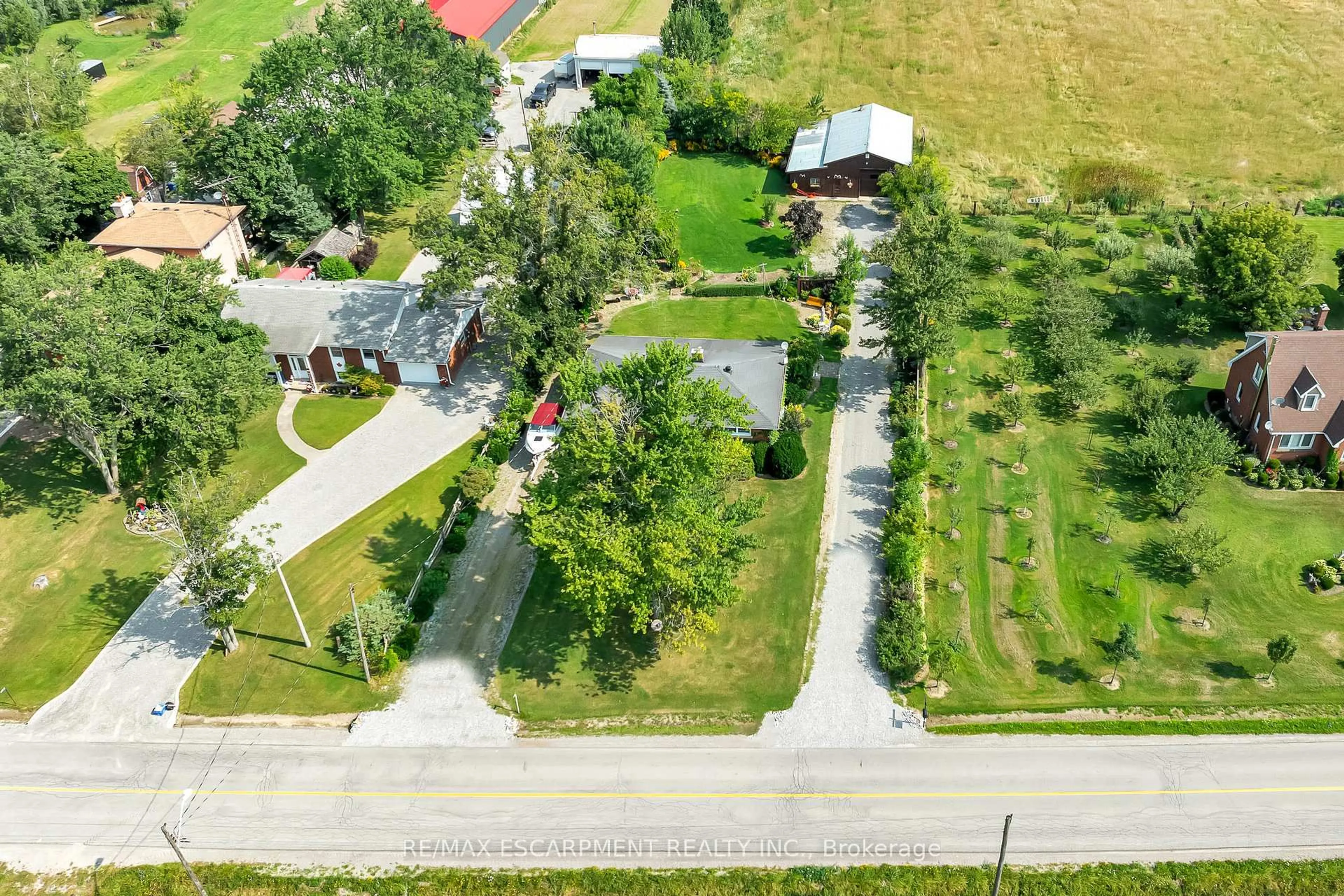 A pic from outside/outdoor area/front of a property/back of a property/a pic from drone, street for 609 Green Mountain Rd, Hamilton Ontario L8J 2Z7