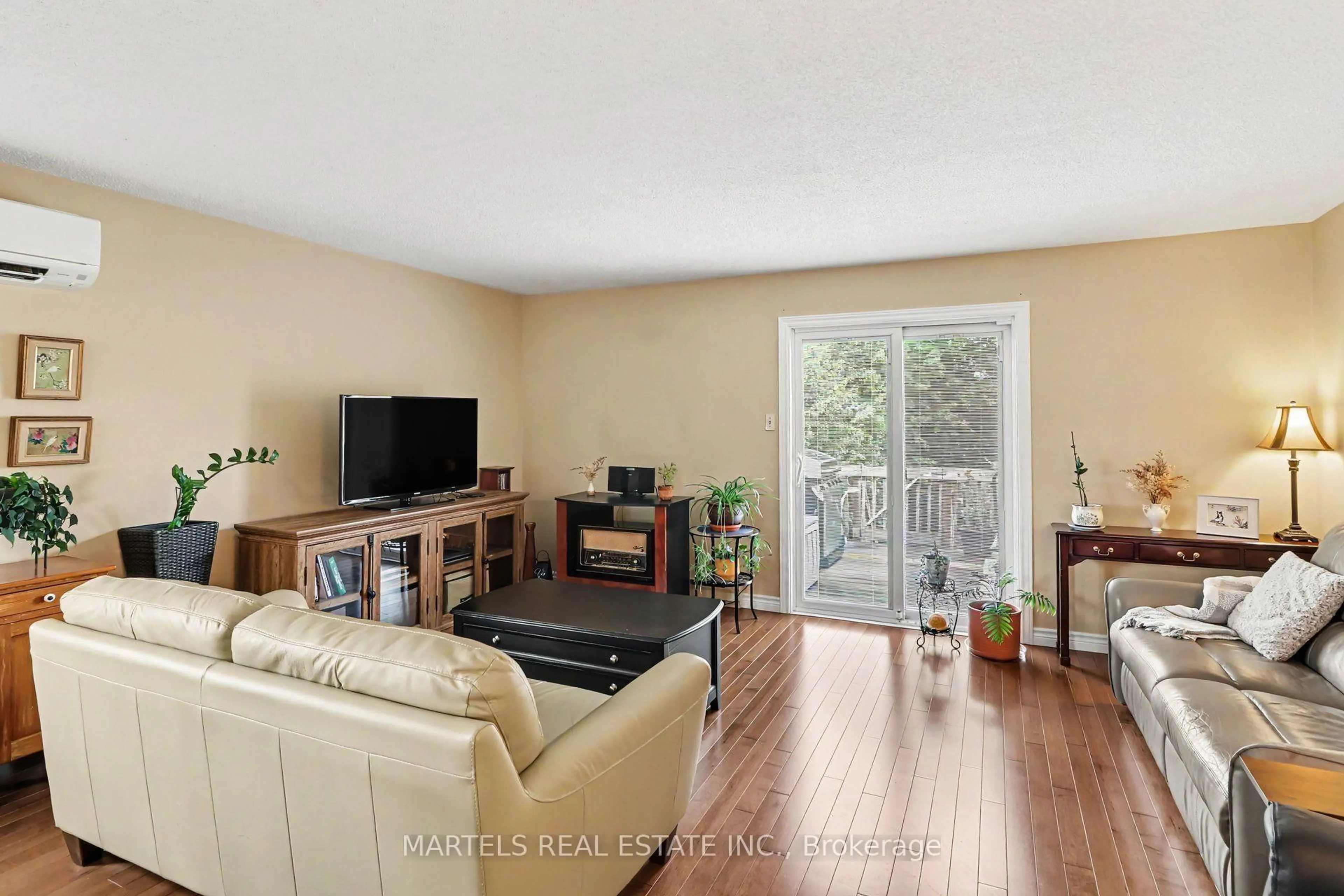 Living room with furniture, wood/laminate floor for 879 Lawrence St, Clarence-Rockland Ontario K4K 1M8
