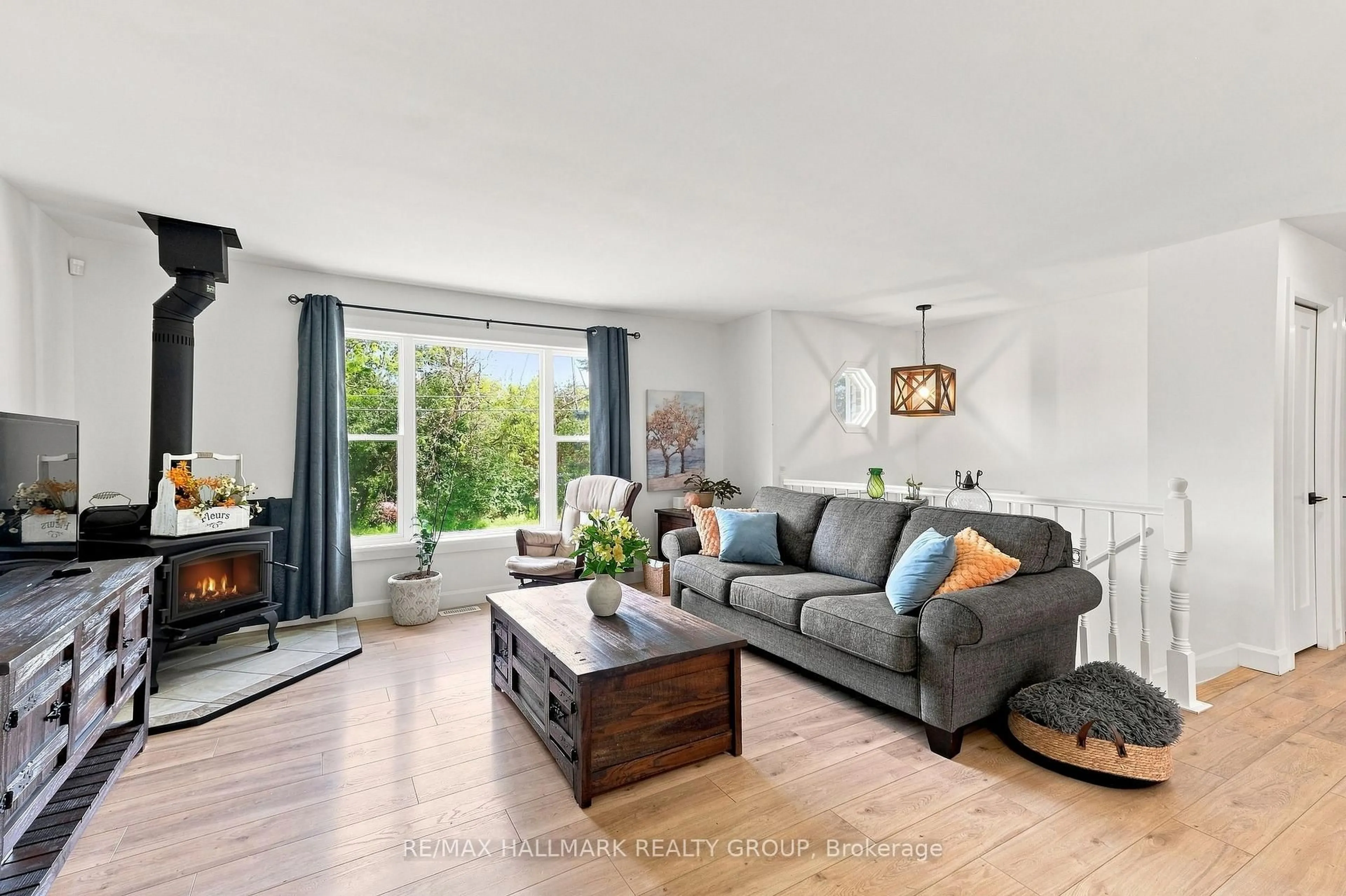Living room with furniture, wood/laminate floor for 776 MCFARLANE Rd, North Grenville Ontario K0G 1S0