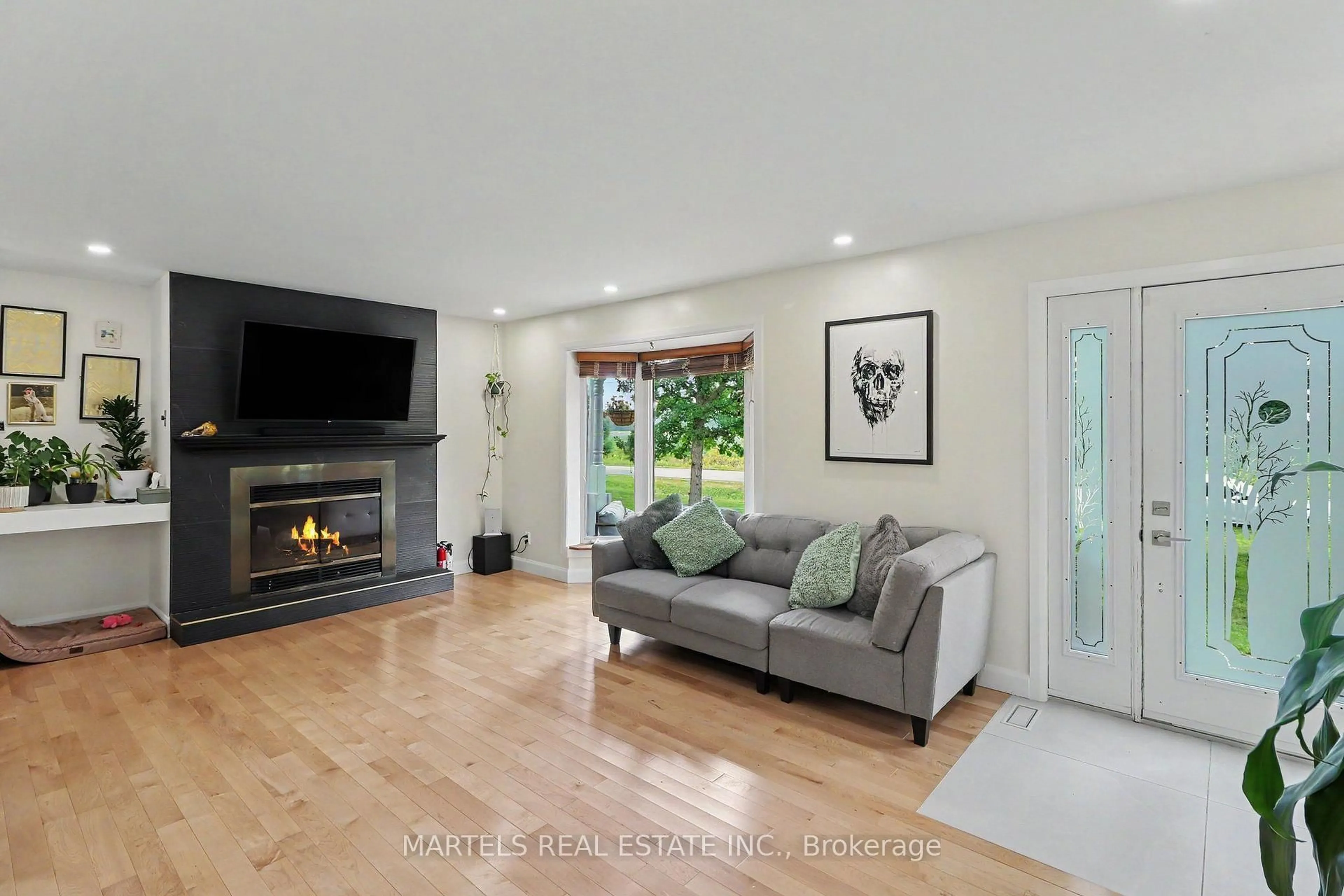 Living room with furniture, unknown for 880 Concession St, Alfred and Plantagenet Ontario K0B 1L0