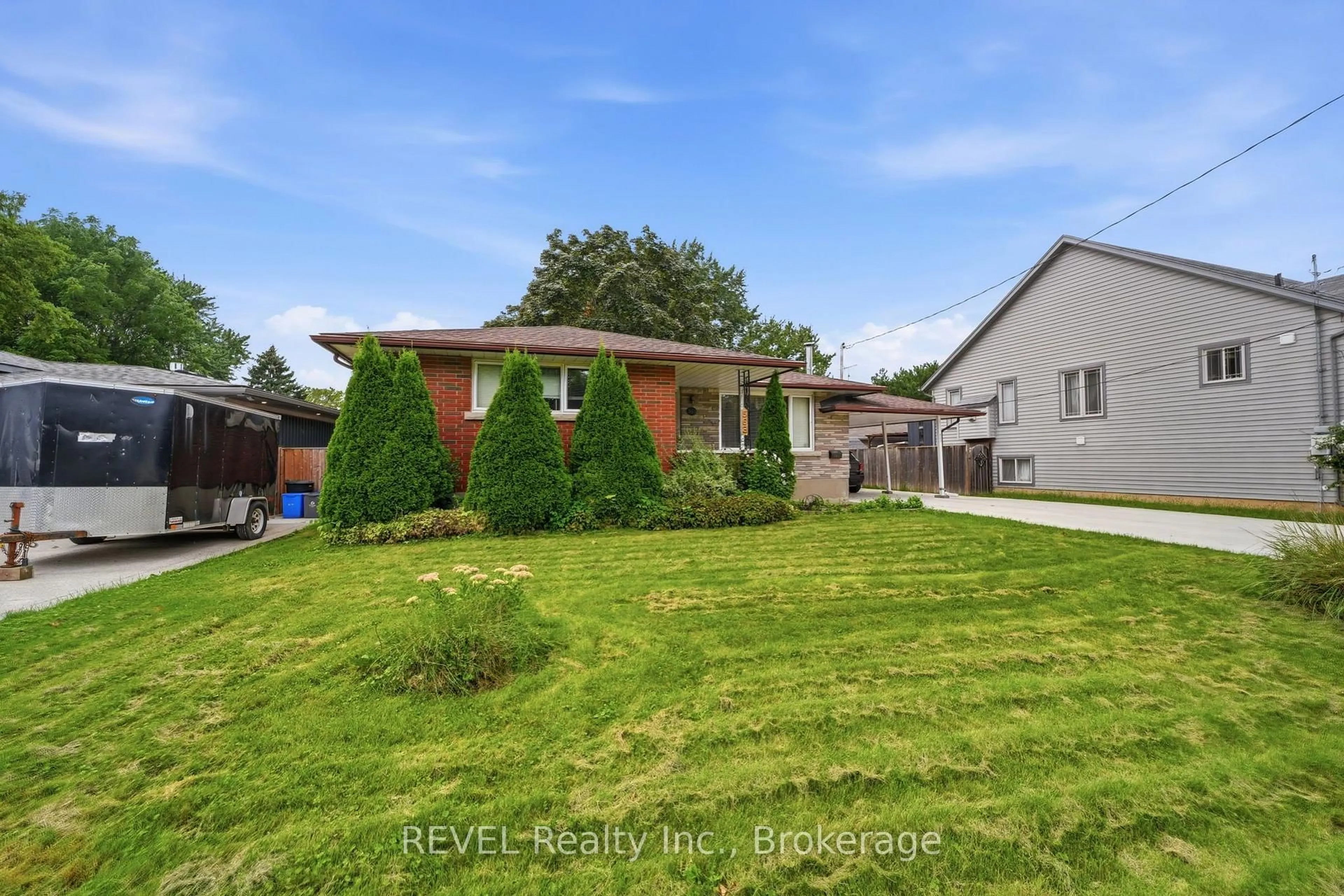 A pic from outside/outdoor area/front of a property/back of a property/a pic from drone, street for 563 Bunting Rd, St. Catharines Ontario L2M 3A4