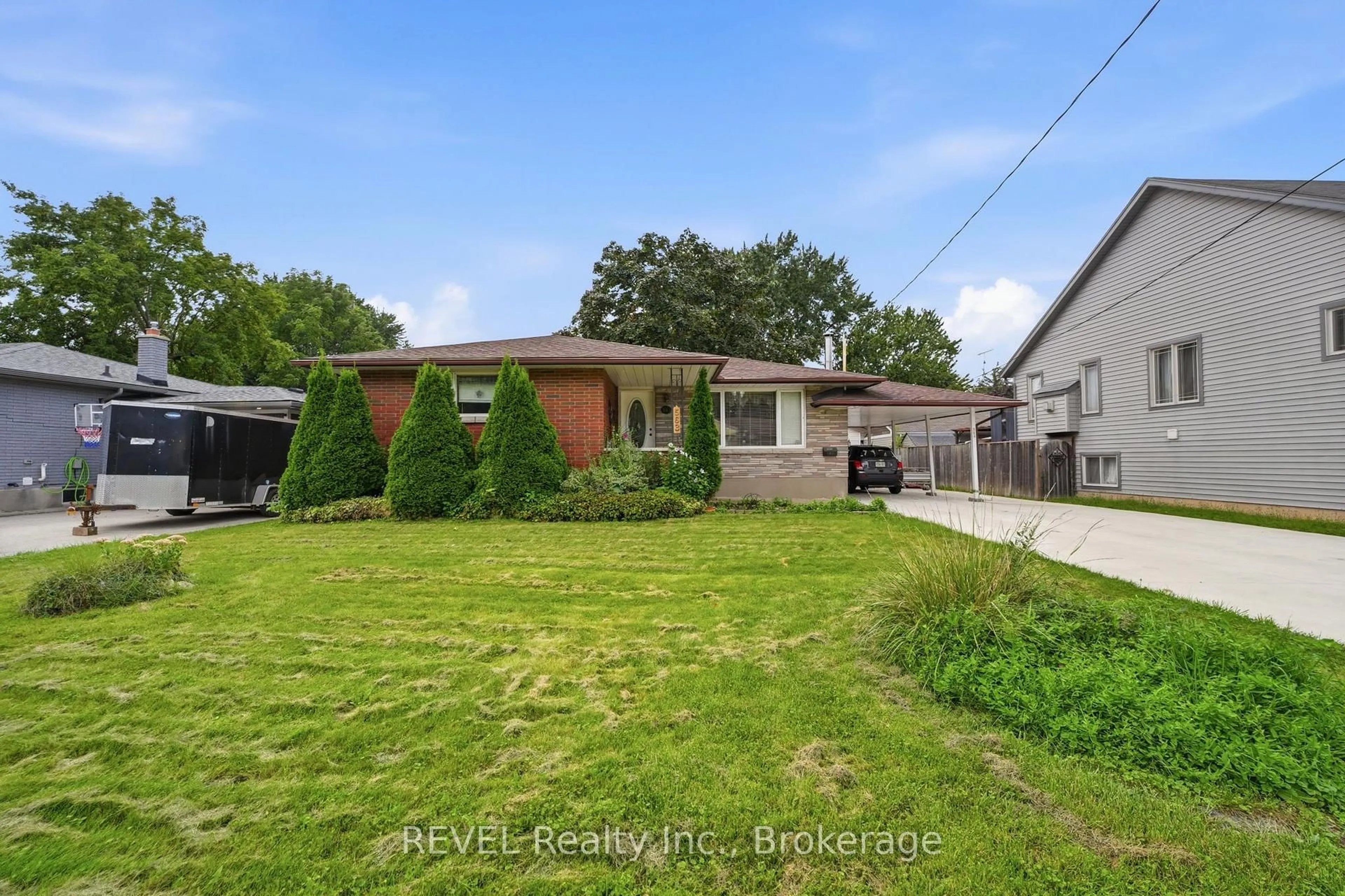 A pic from outside/outdoor area/front of a property/back of a property/a pic from drone, street for 563 Bunting Rd, St. Catharines Ontario L2M 3A4