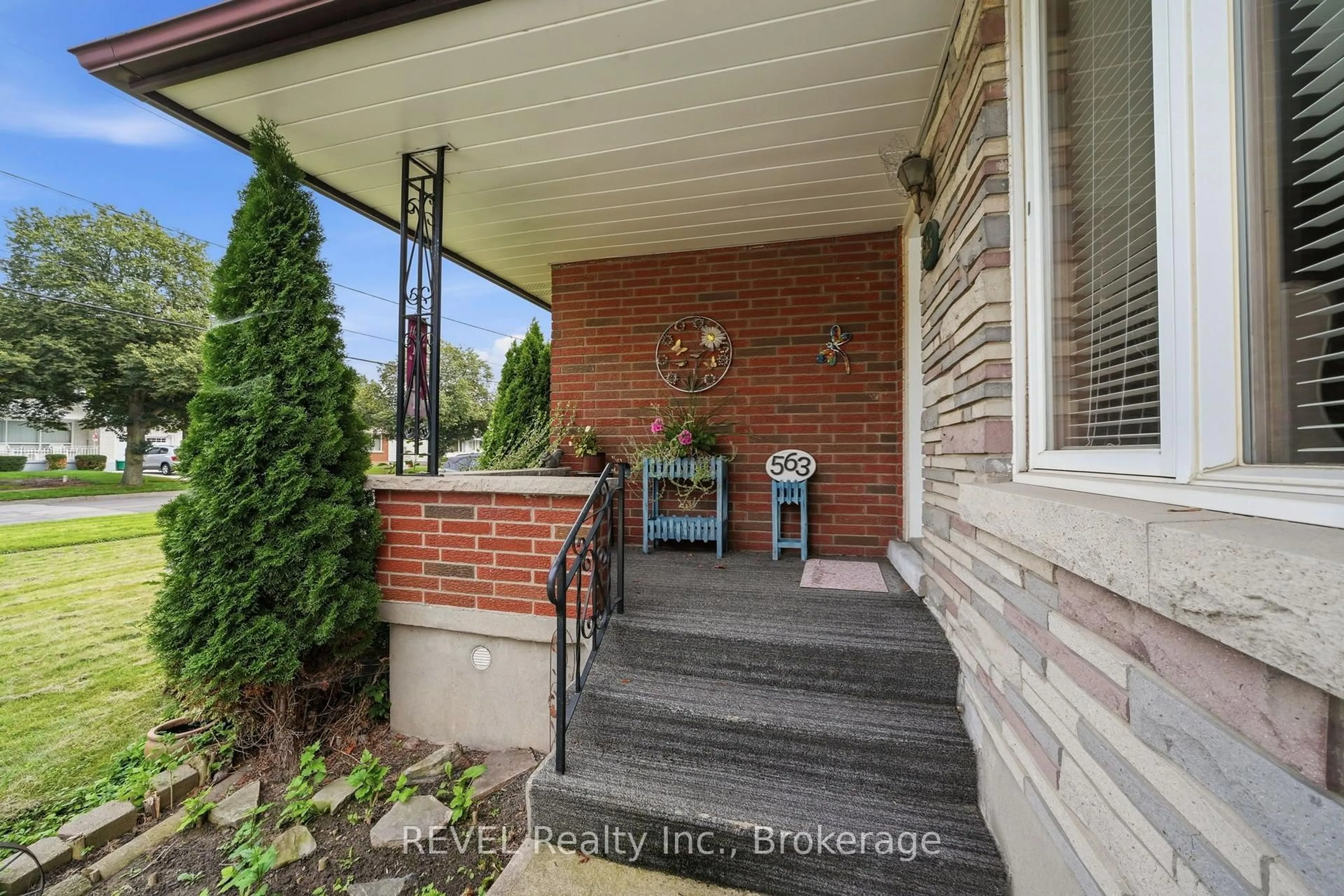 Indoor entryway for 563 Bunting Rd, St. Catharines Ontario L2M 3A4
