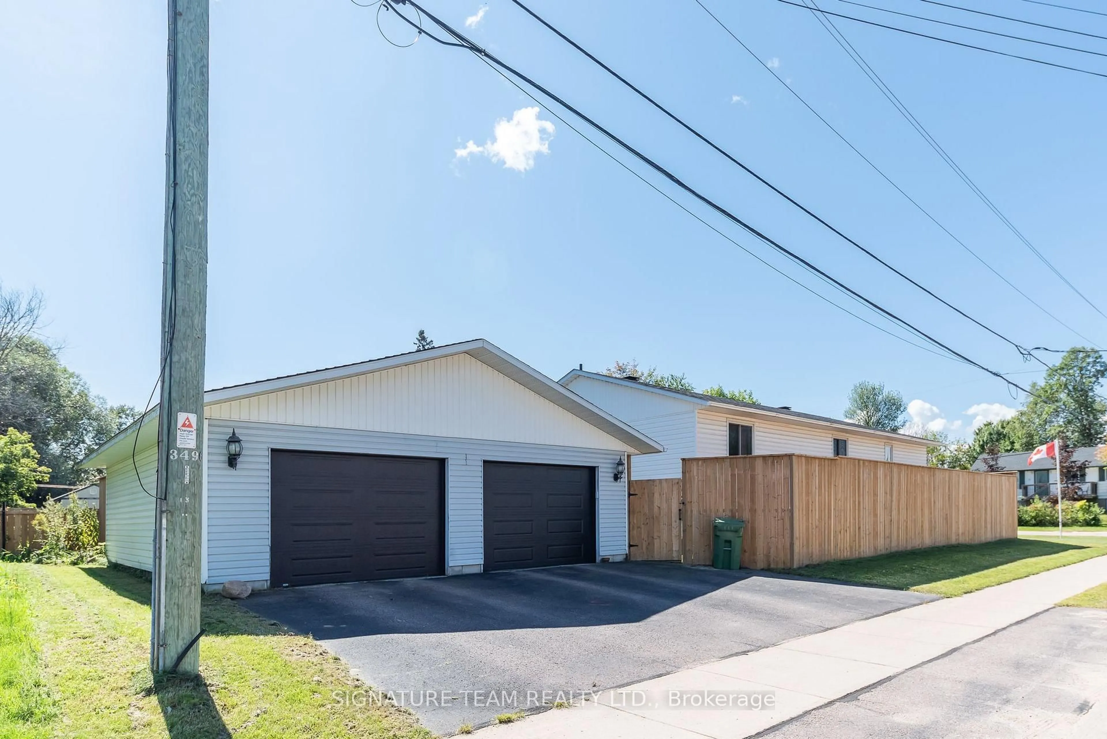 A pic from outside/outdoor area/front of a property/back of a property/a pic from drone, street for 10 Selkirk St, Petawawa Ontario K8H 1N9