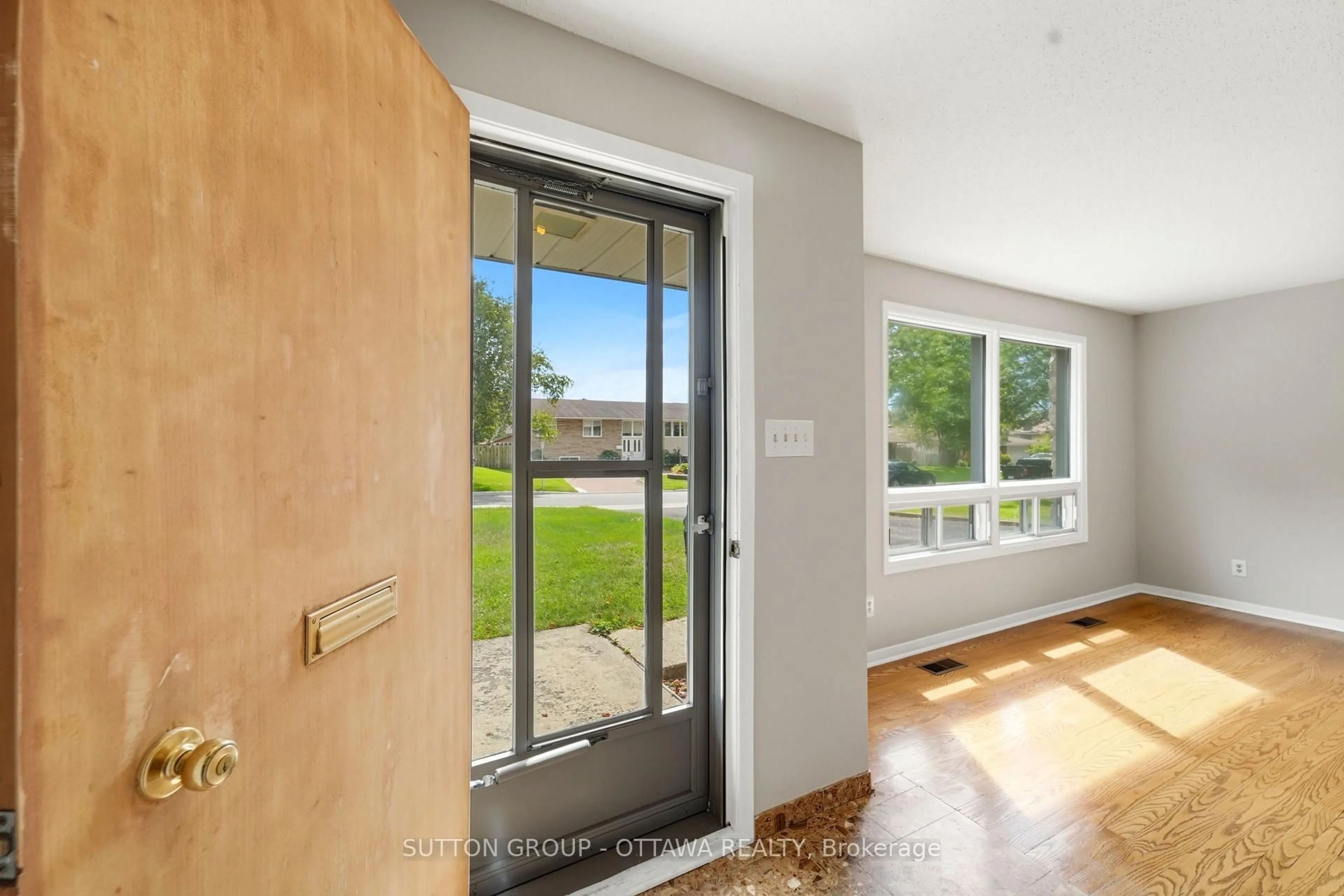 Indoor entryway for 1981 Bel-Air Dr, Ottawa Ontario K2C 0X1