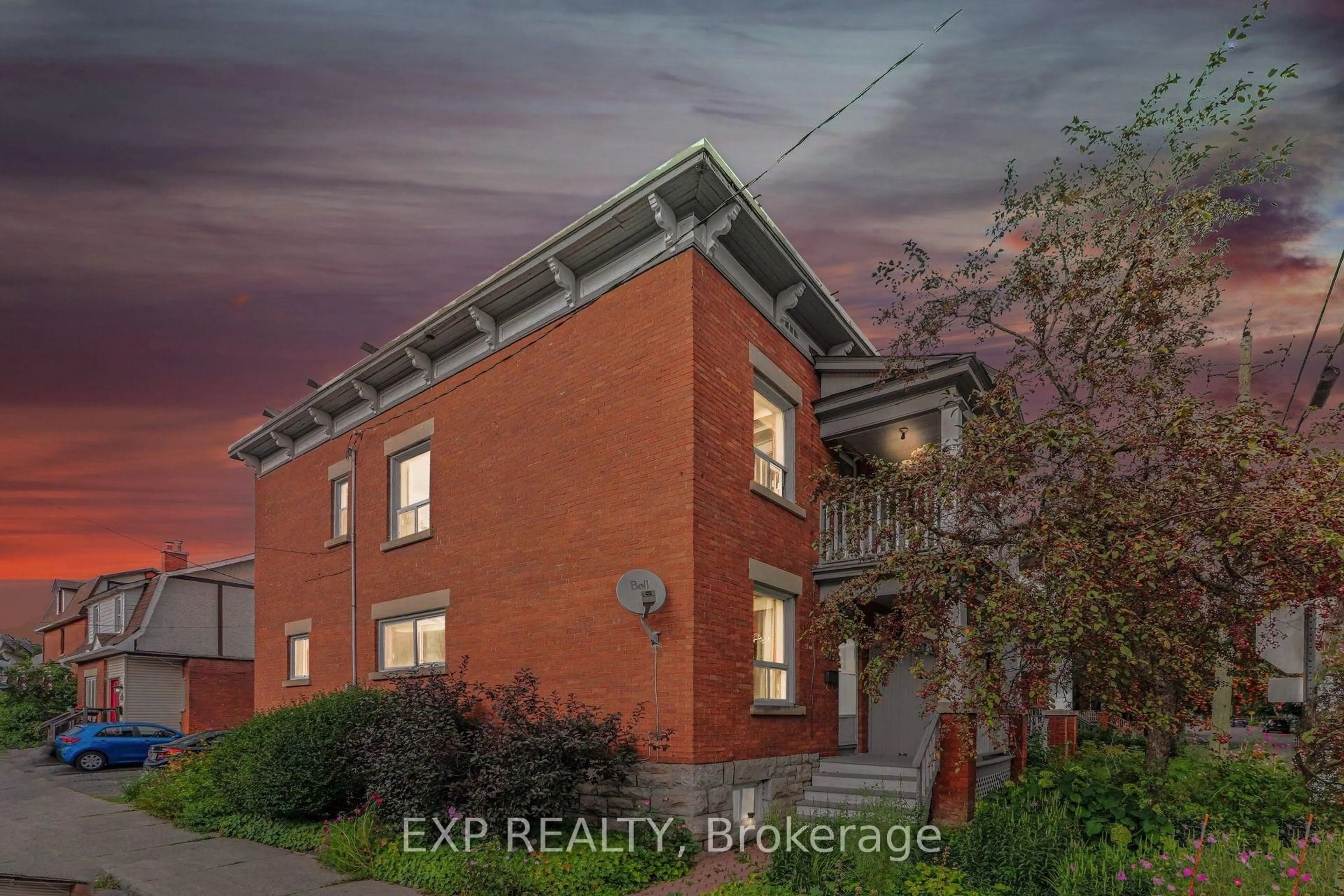 A pic from outside/outdoor area/front of a property/back of a property/a pic from drone, building for 109 Hopewell Ave, Ottawa Ontario K1S 2Y9