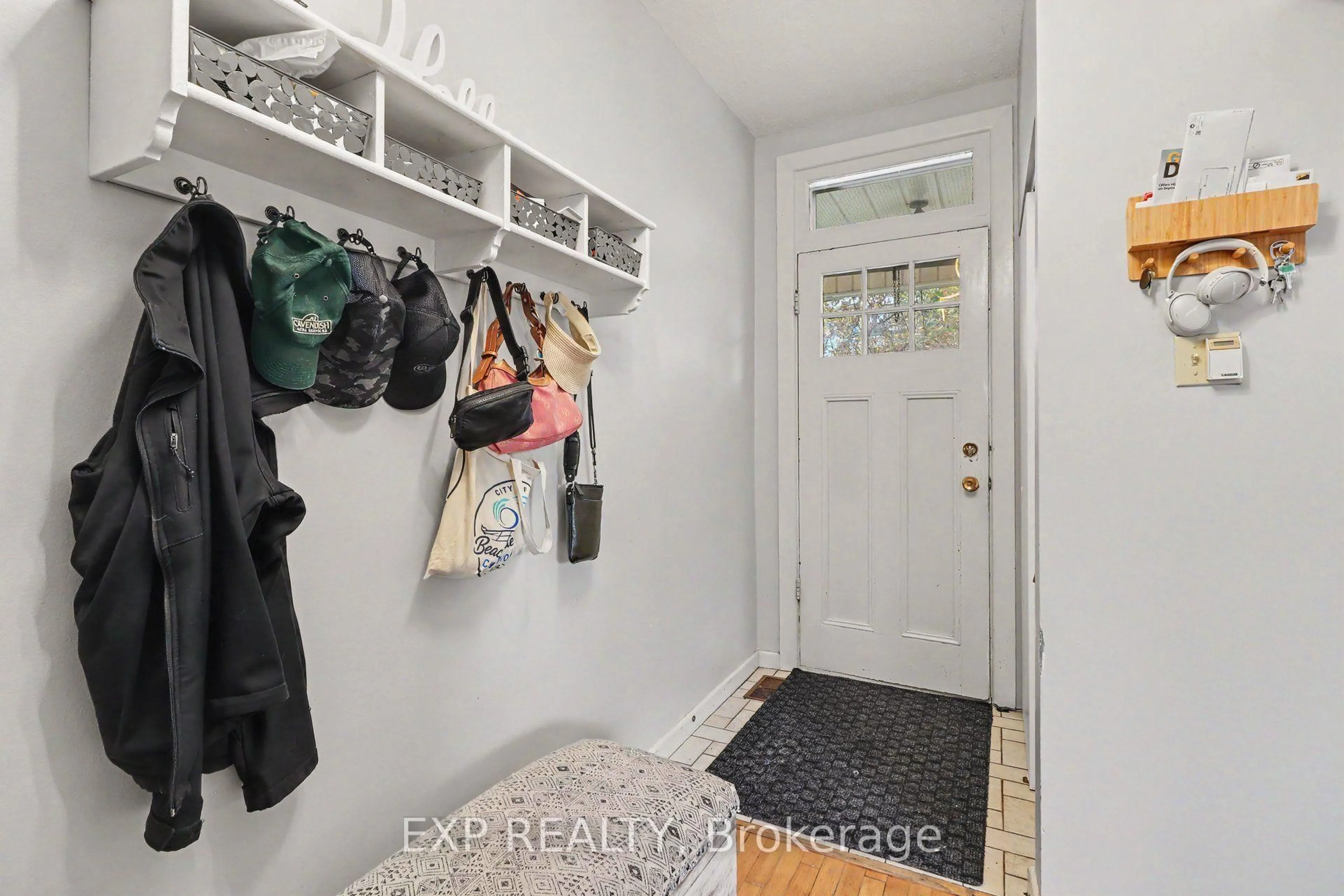 Indoor entryway for 109 Hopewell Ave, Ottawa Ontario K1S 2Y9