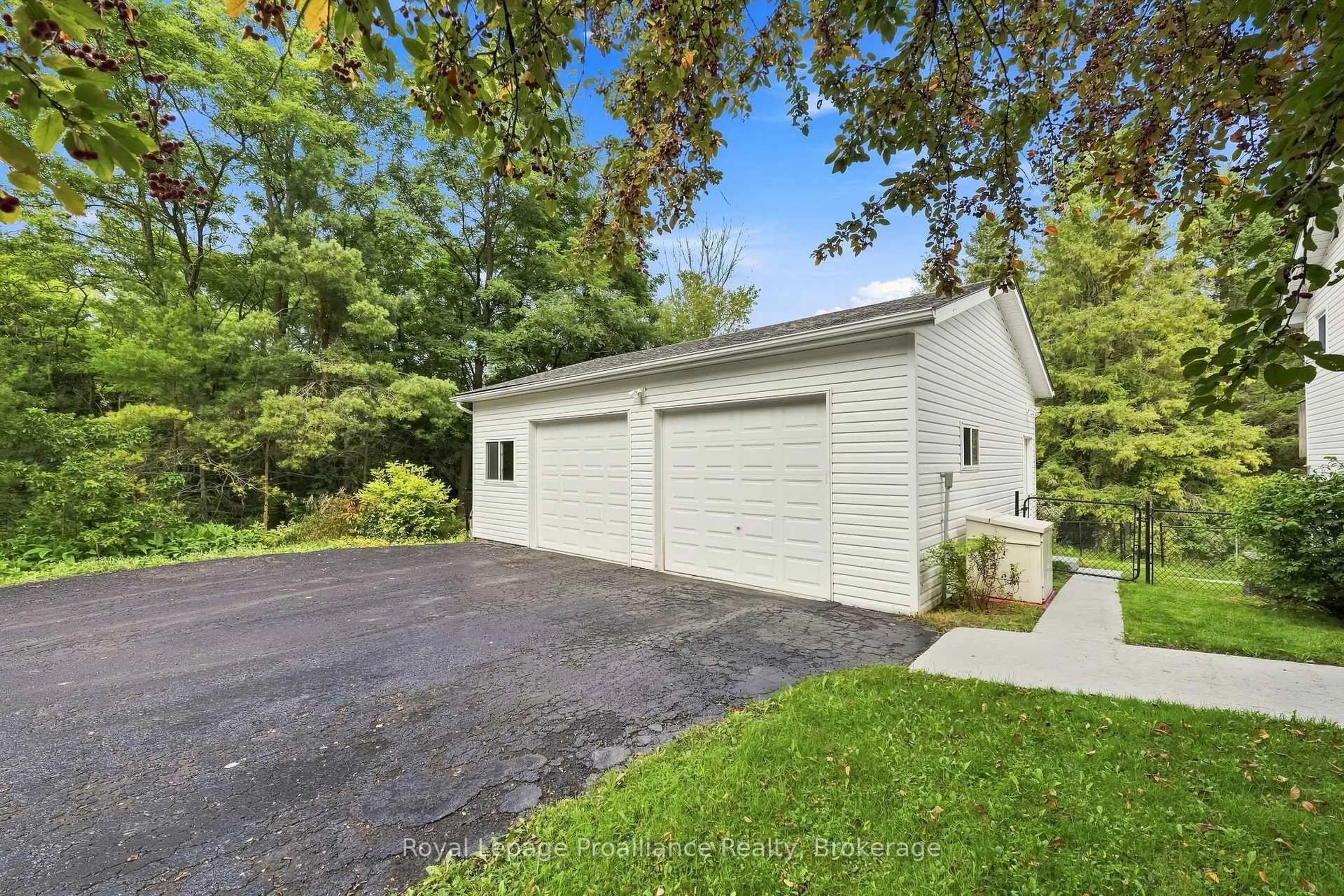 Indoor garage for 1528 Pinewood School Rd, Brighton Ontario K0K 1R0