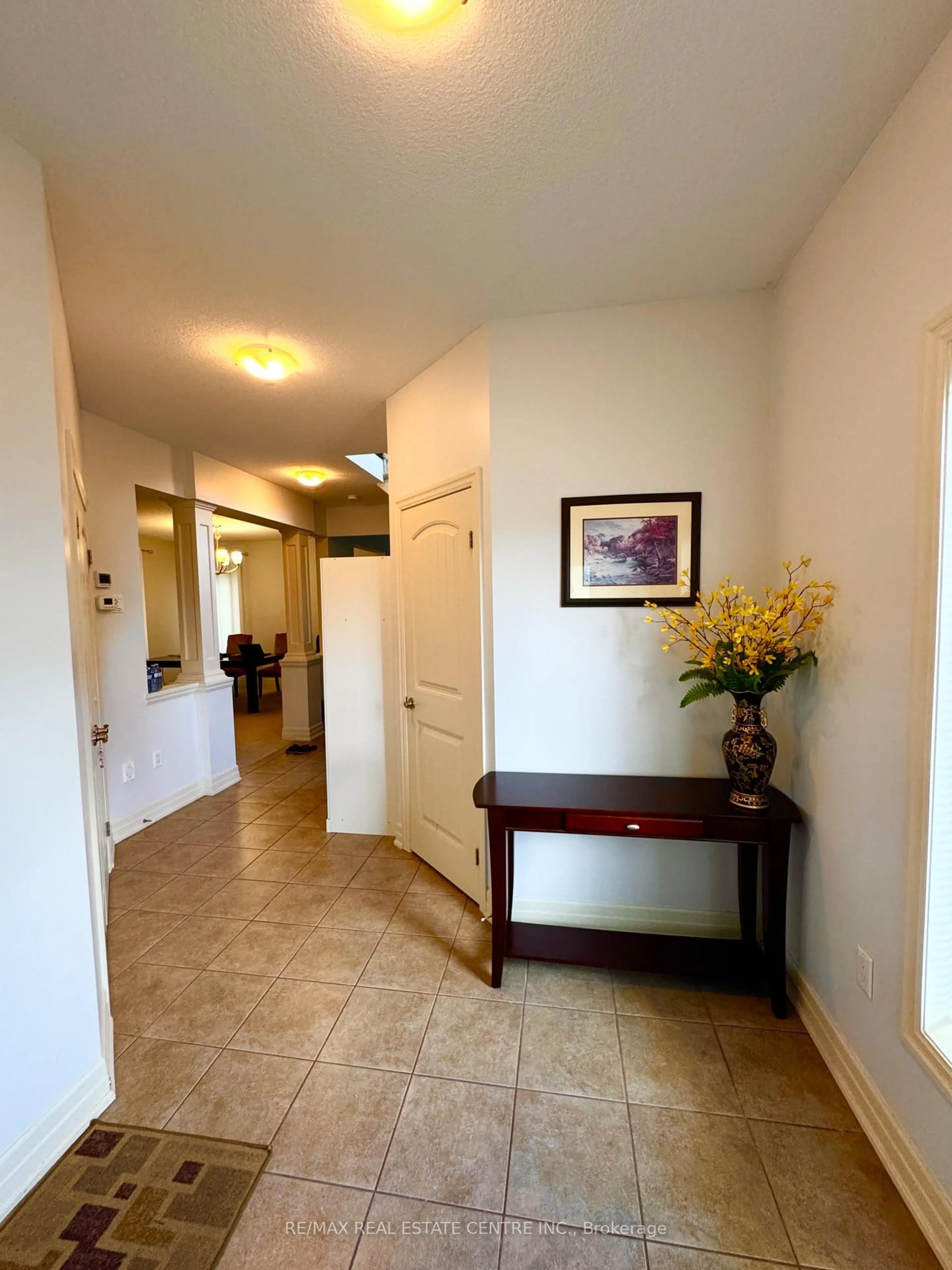 Indoor entryway for 32 Hodgson Dr, Guelph Ontario N1L 0K2