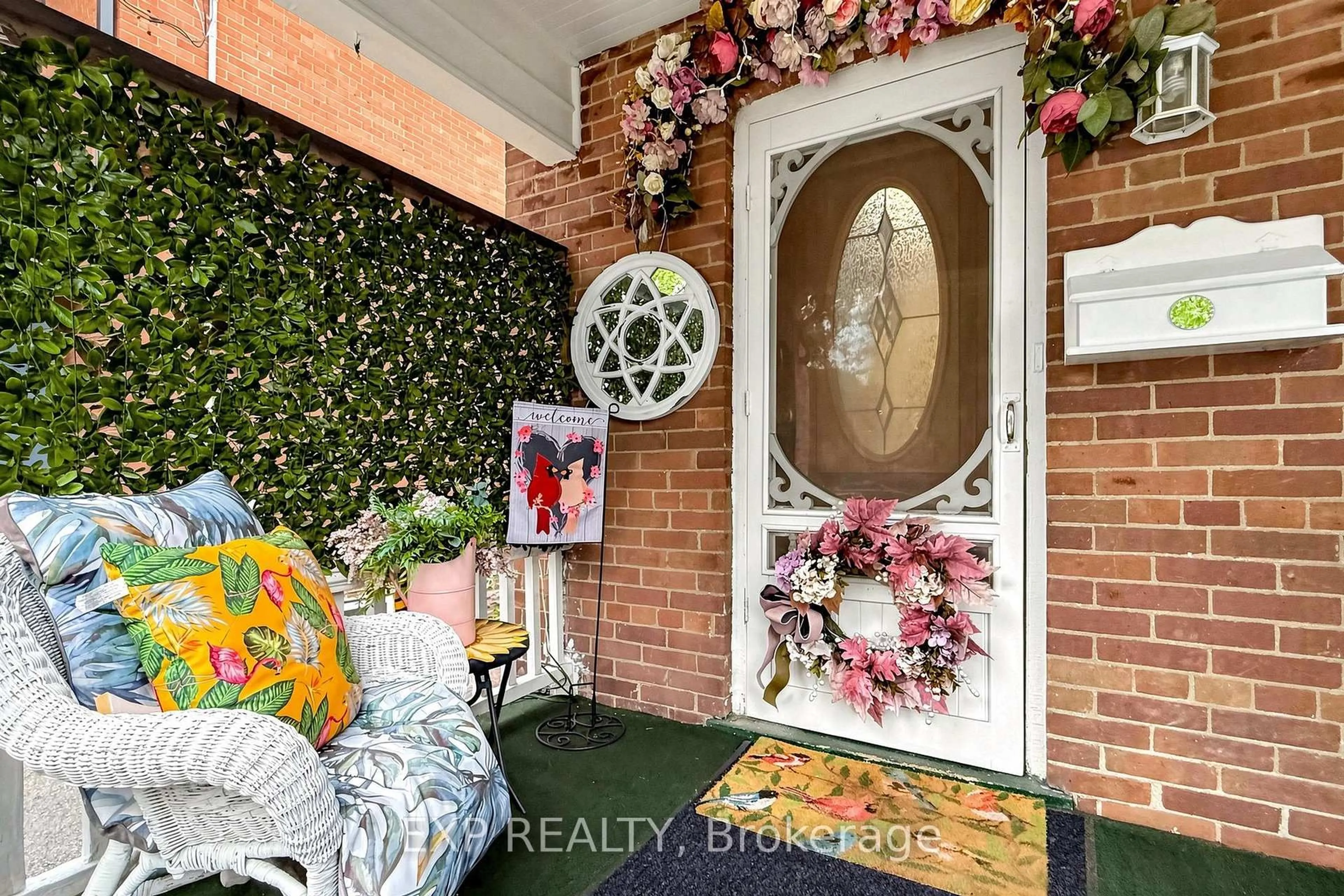 Indoor entryway for 28 Simcoe St, Kawartha Lakes Ontario K9V 2G4