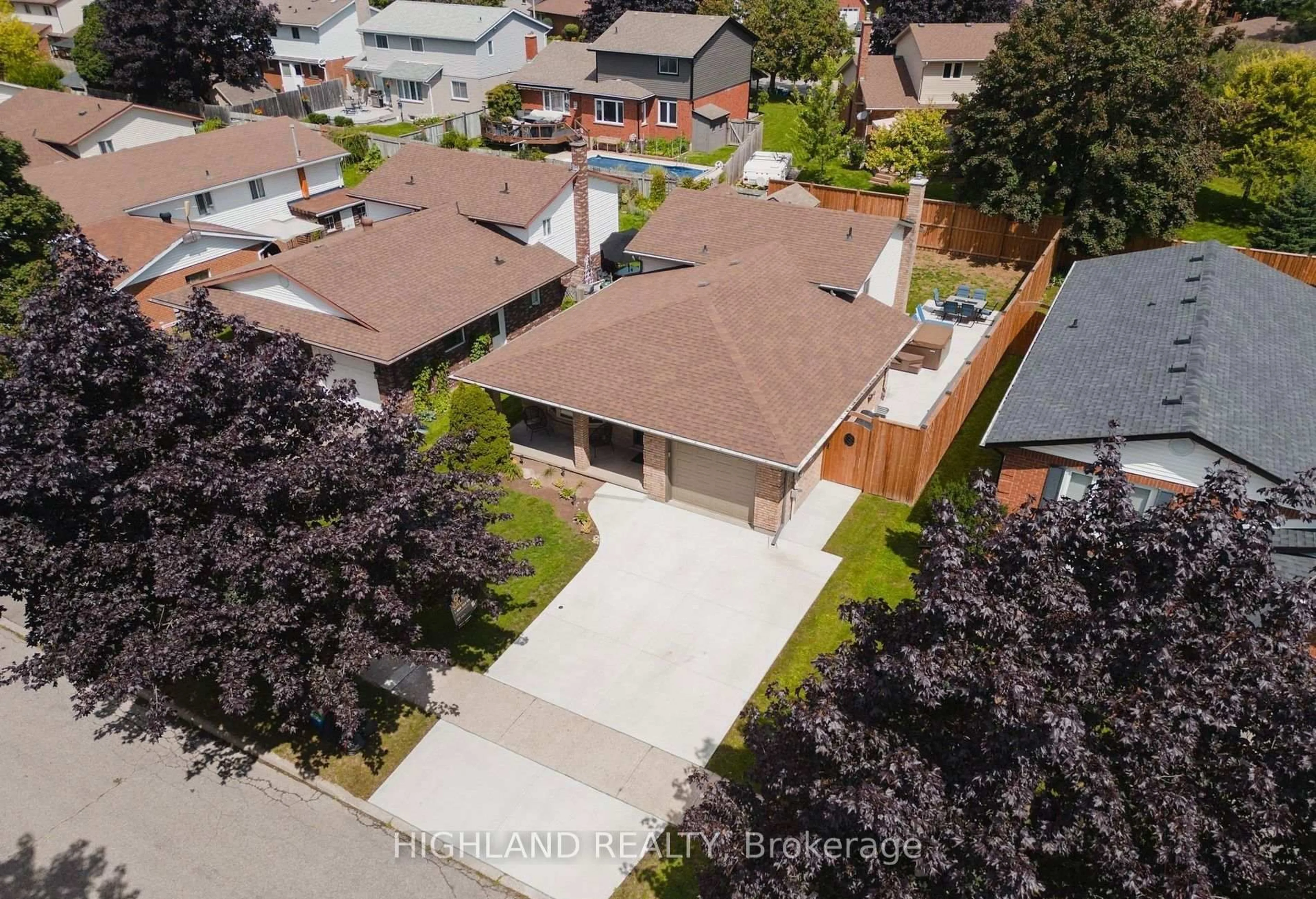 A pic from outside/outdoor area/front of a property/back of a property/a pic from drone, street for 182 Foxhunt Rd, Waterloo Ontario N2K 2S2