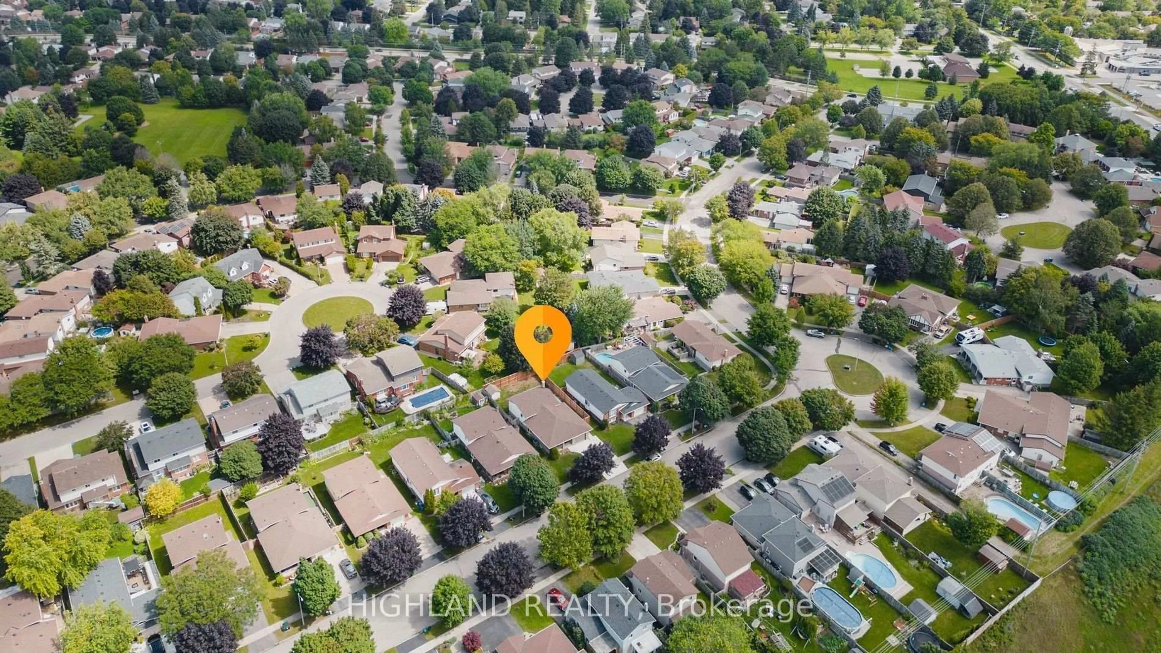 A pic from outside/outdoor area/front of a property/back of a property/a pic from drone, street for 182 Foxhunt Rd, Waterloo Ontario N2K 2S2