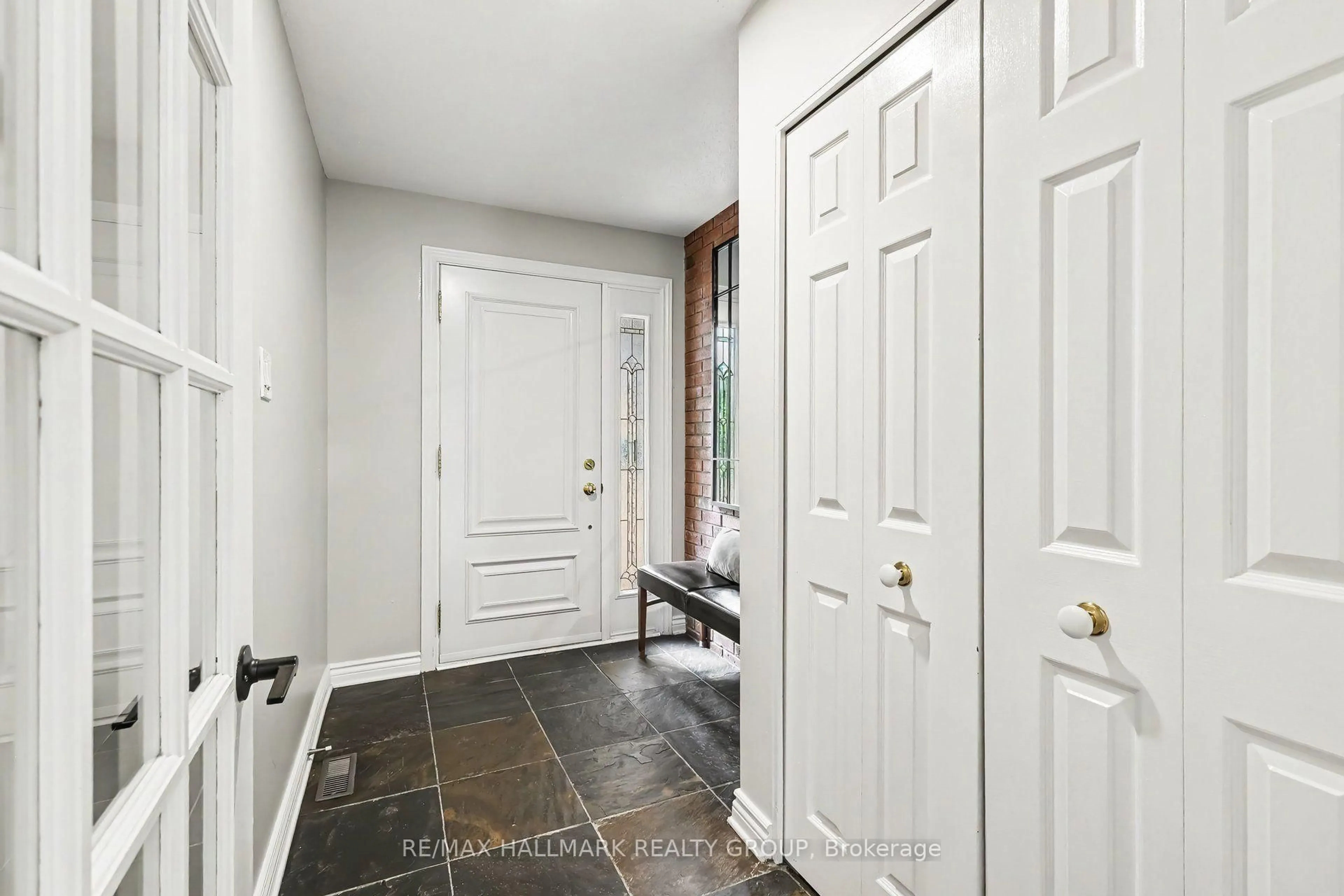 Indoor entryway for 1673 Teslin Crt, Orleans Ontario K1C 4X1