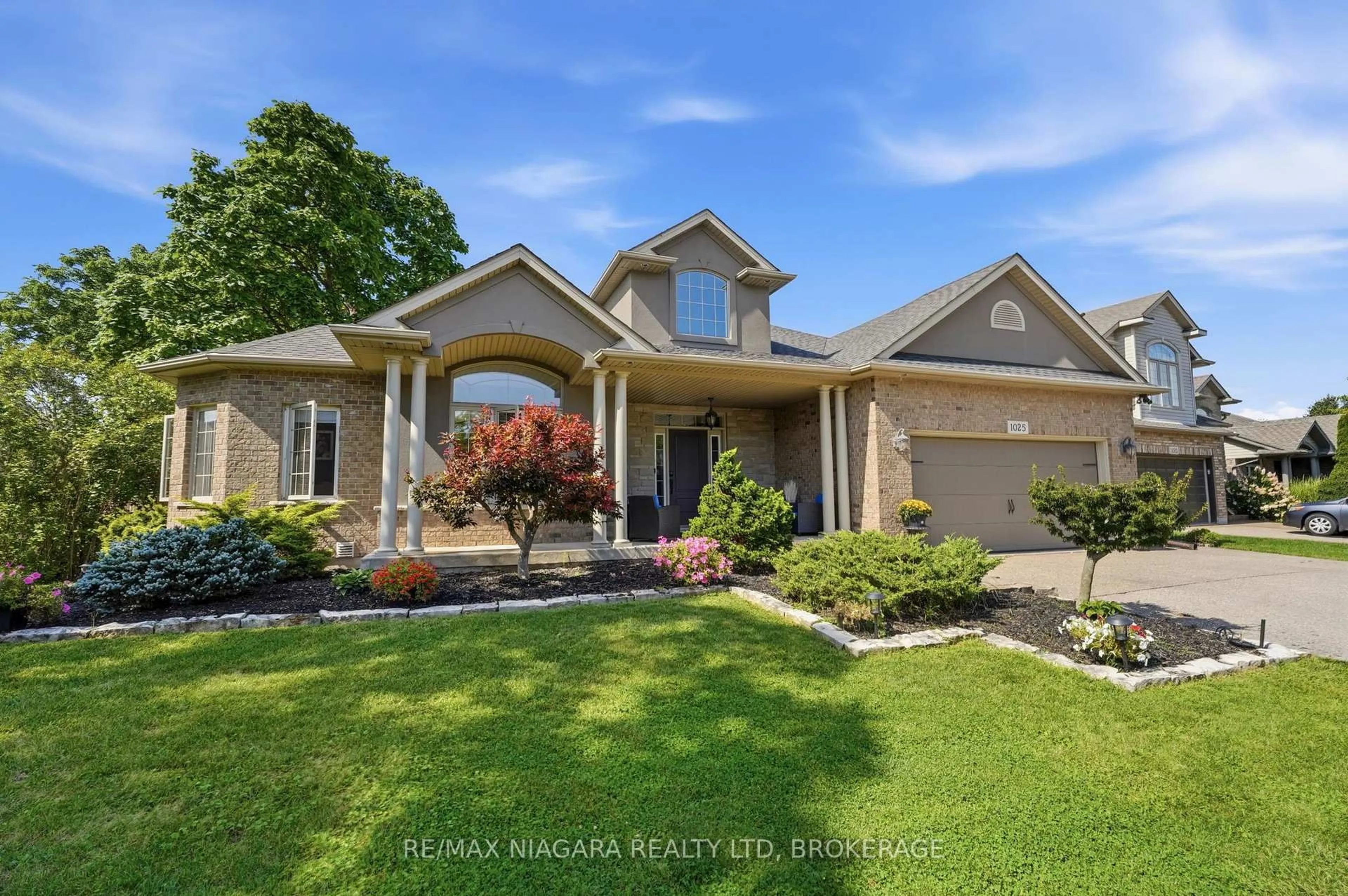 Home with vinyl exterior material, street for 1025 Pelham Rd, St. Catharines Ontario L2S 4E4