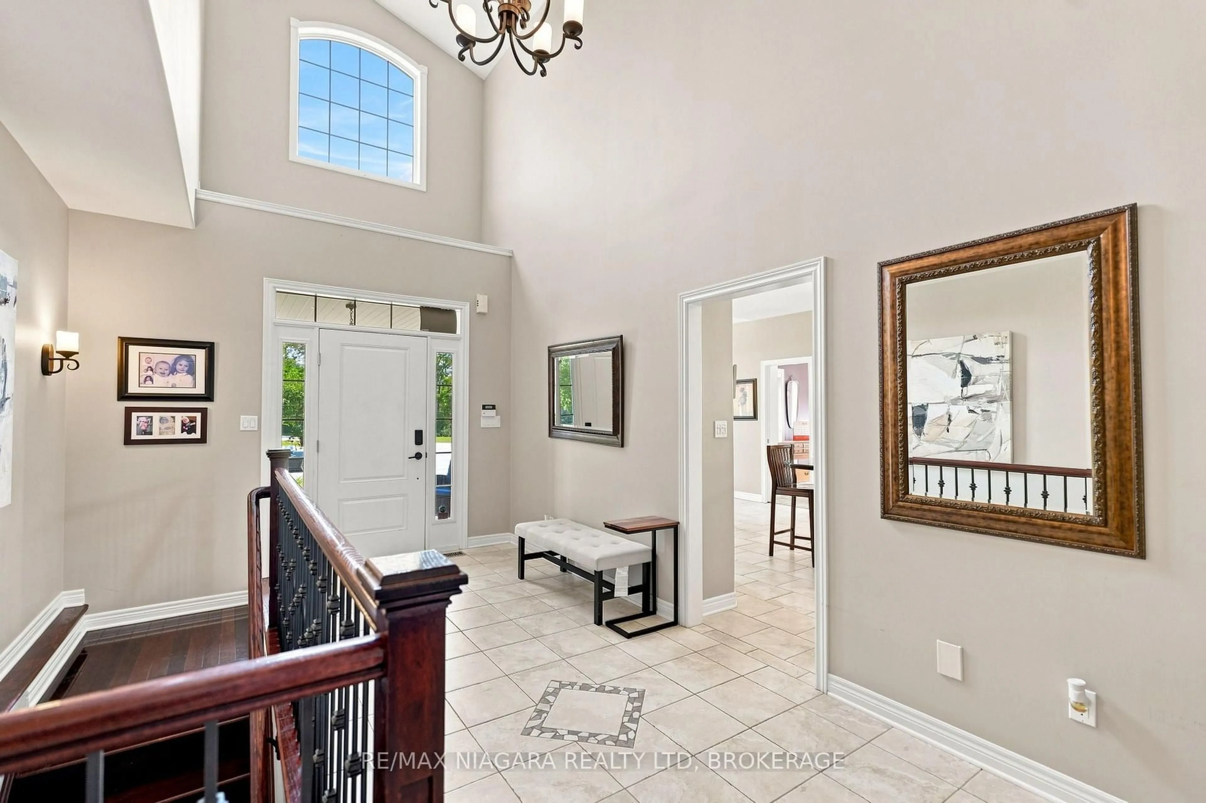 Indoor entryway for 1025 Pelham Rd, St. Catharines Ontario L2S 4E4
