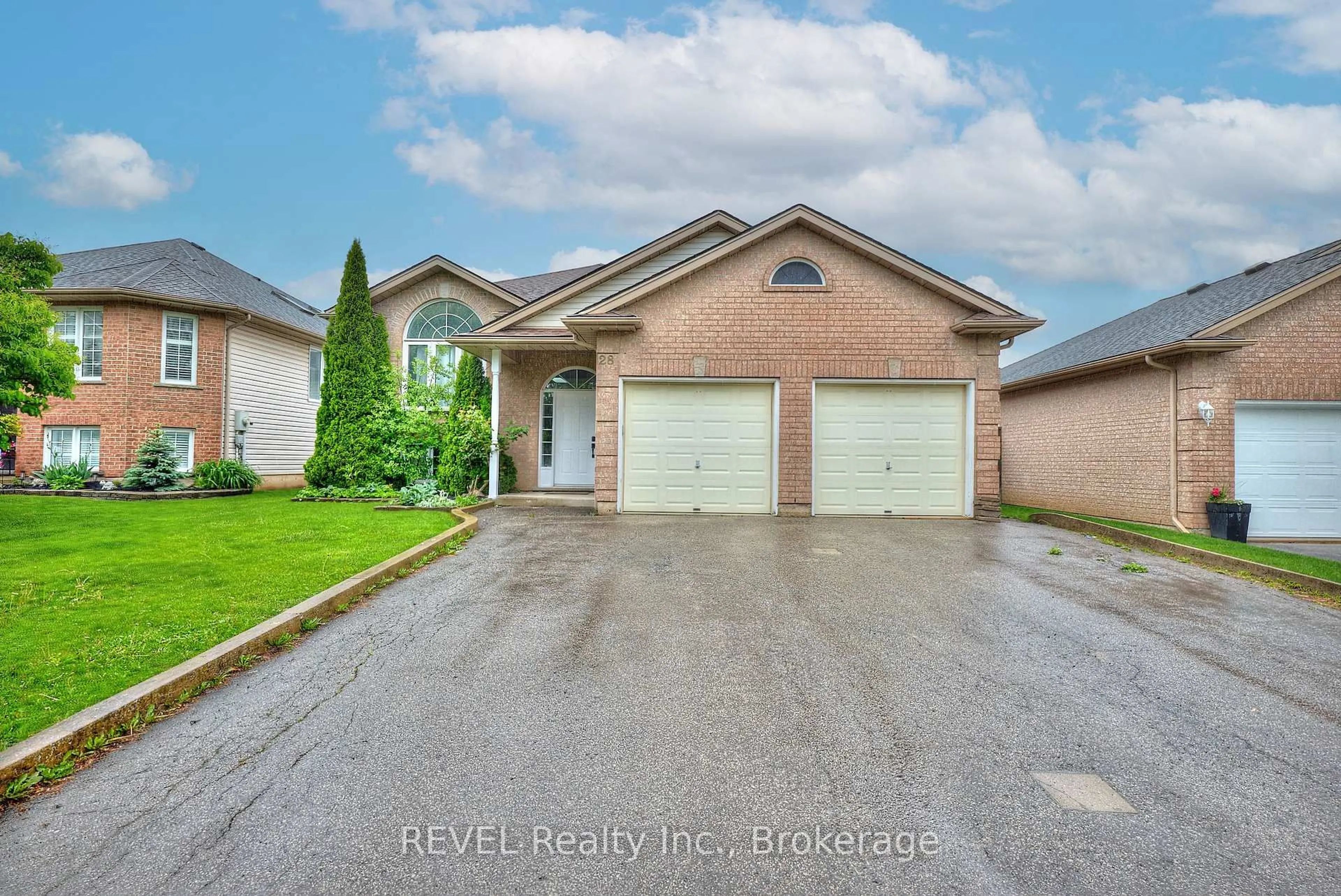 Home with brick exterior material, street for 28 QUAKER Rd, Welland Ontario L3C 7K7