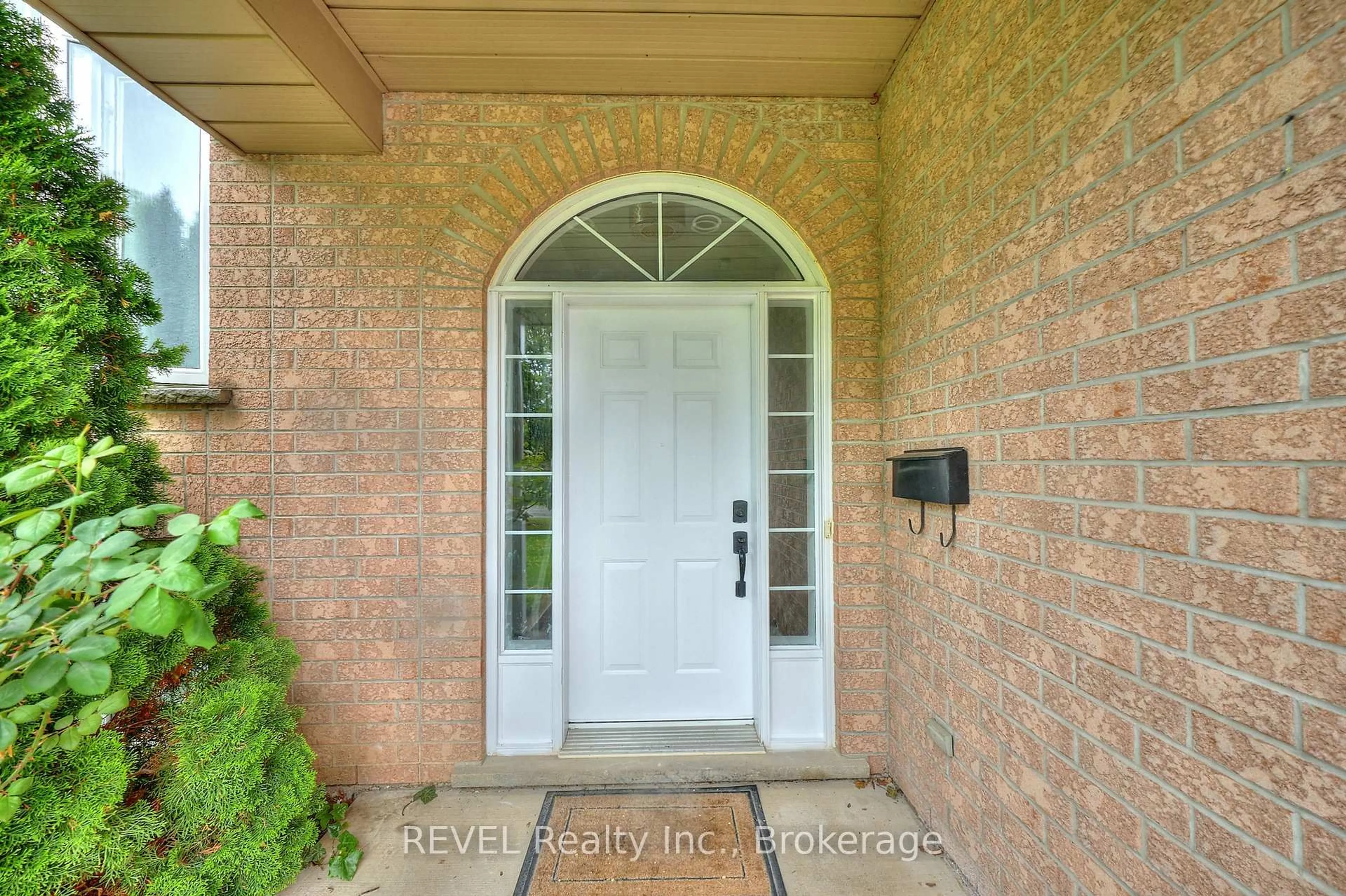 Indoor entryway for 28 QUAKER Rd, Welland Ontario L3C 7K7