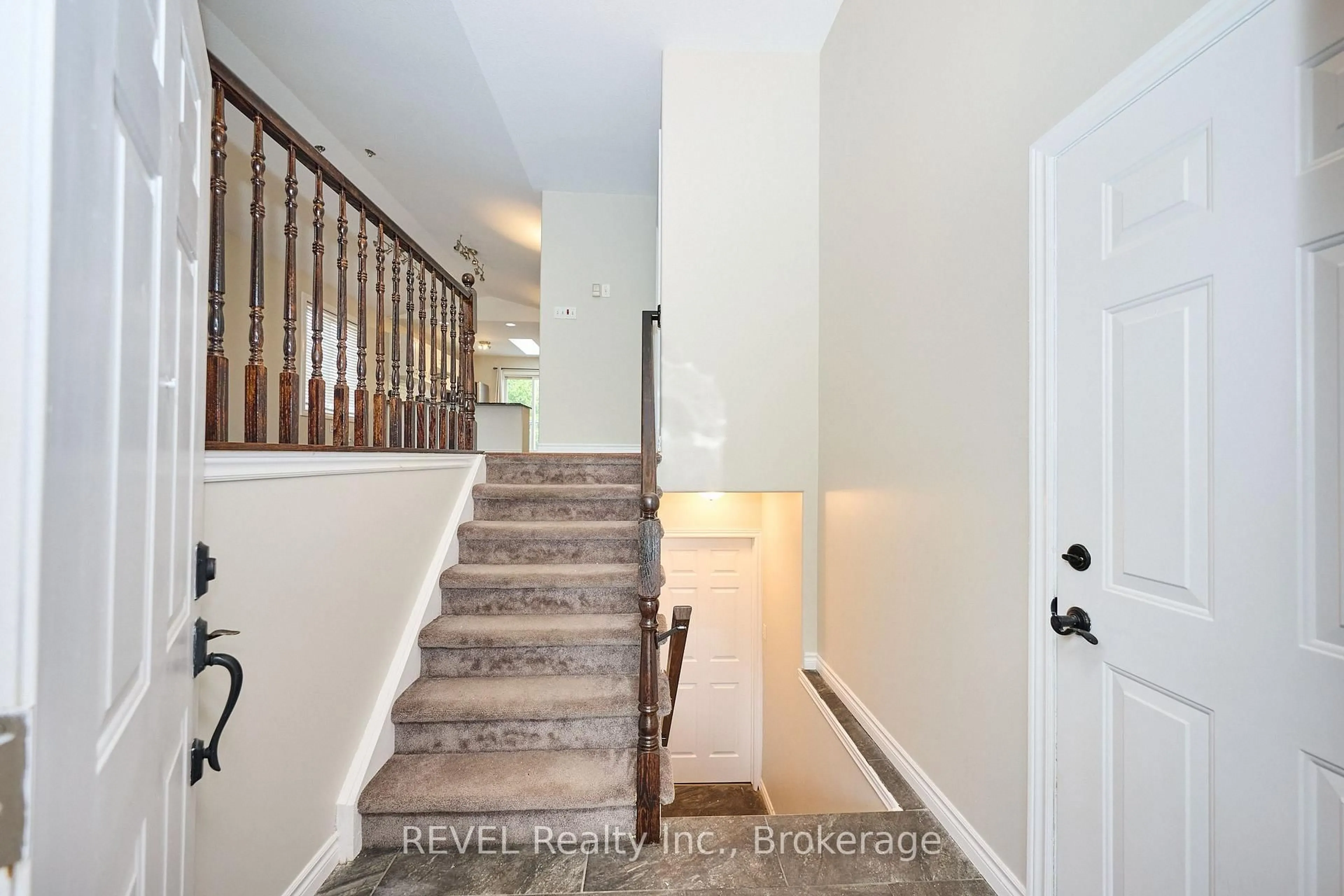 Indoor entryway for 28 QUAKER Rd, Welland Ontario L3C 7K7