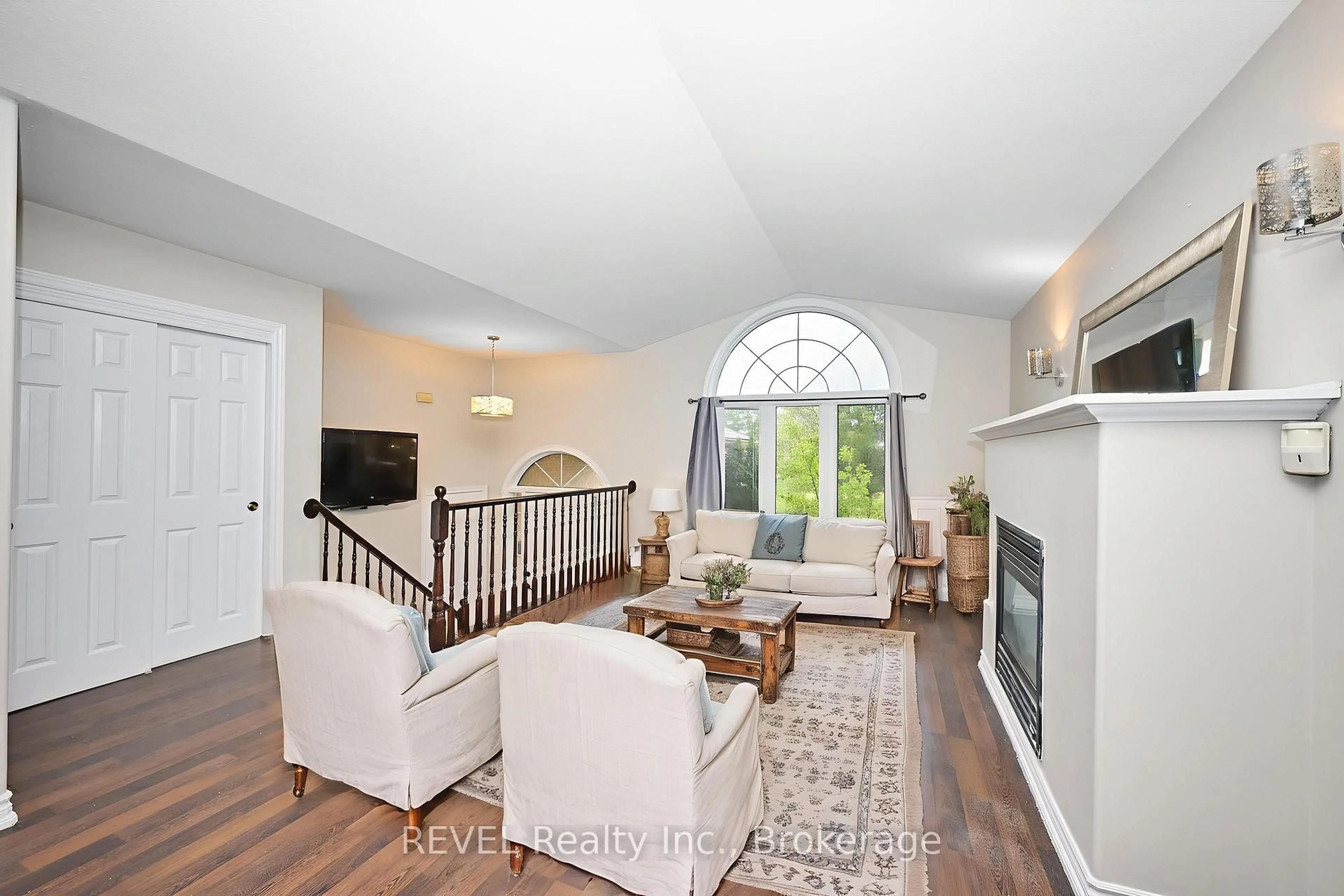 Living room with furniture, unknown for 28 QUAKER Rd, Welland Ontario L3C 7K7