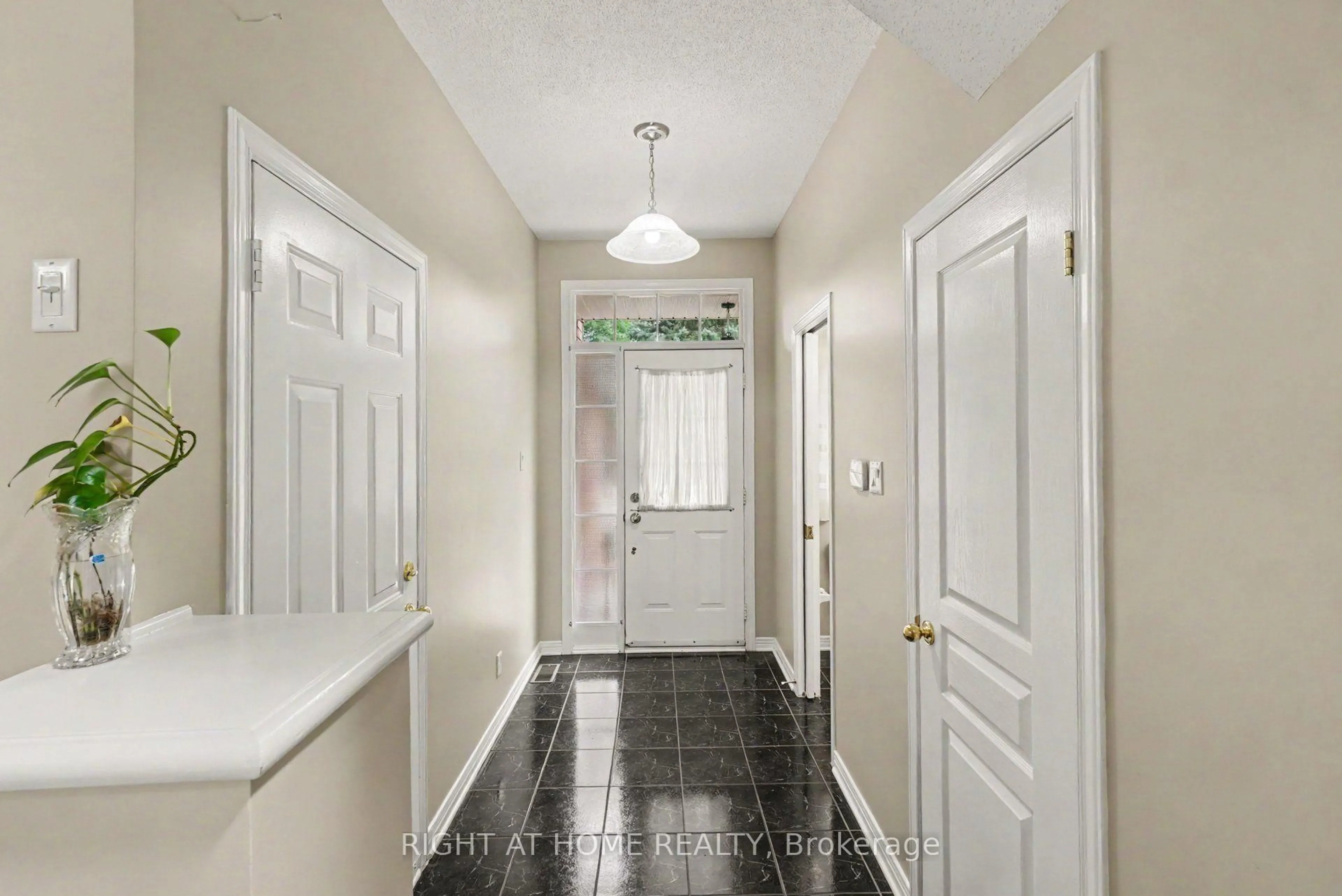 Indoor entryway for 623 Wild Shore Cres, Ottawa Ontario K1V 1T3