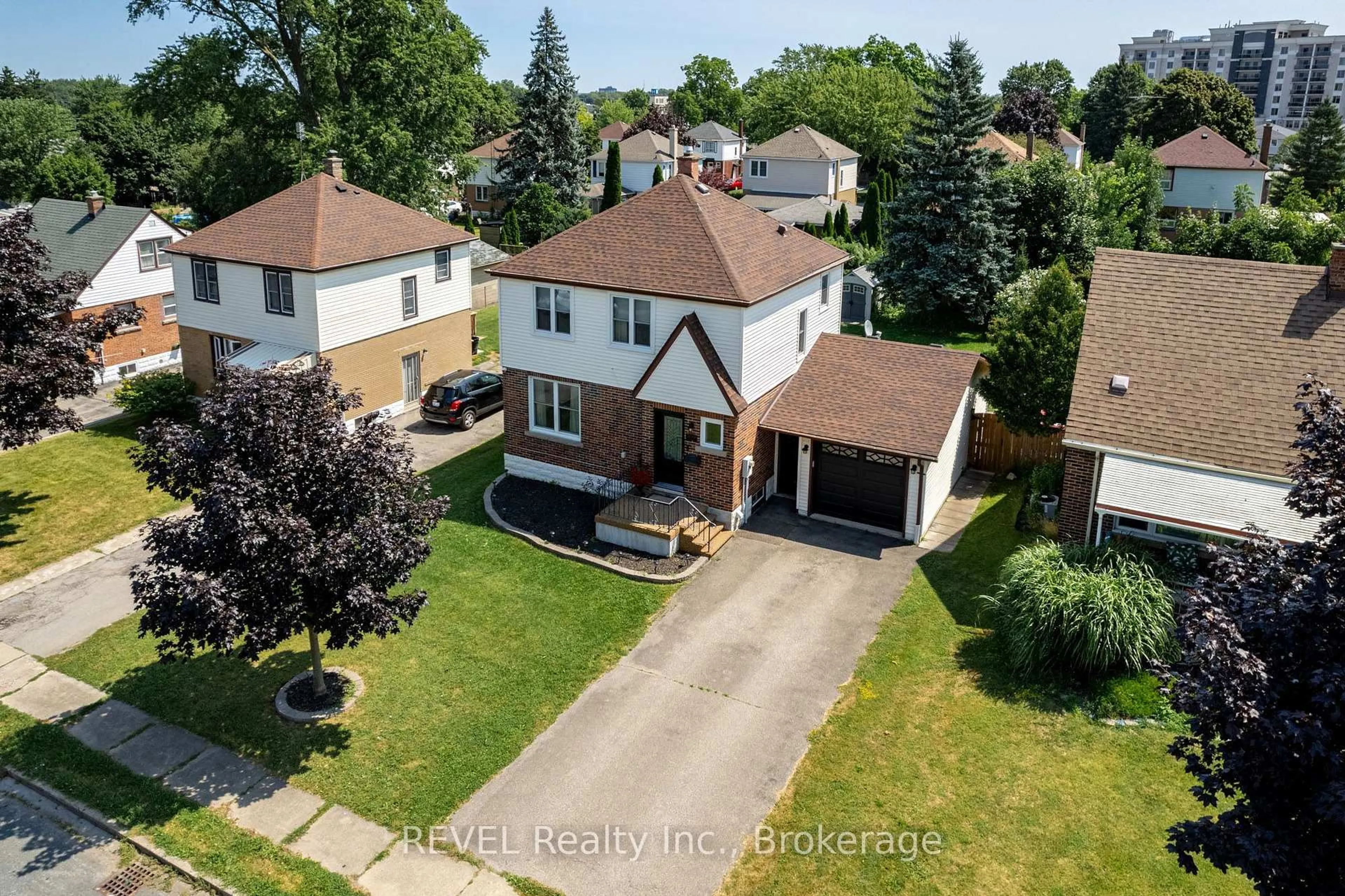 A pic from outside/outdoor area/front of a property/back of a property/a pic from drone, street for 5682 Hanan Ave, Niagara Falls Ontario L2G 4E6
