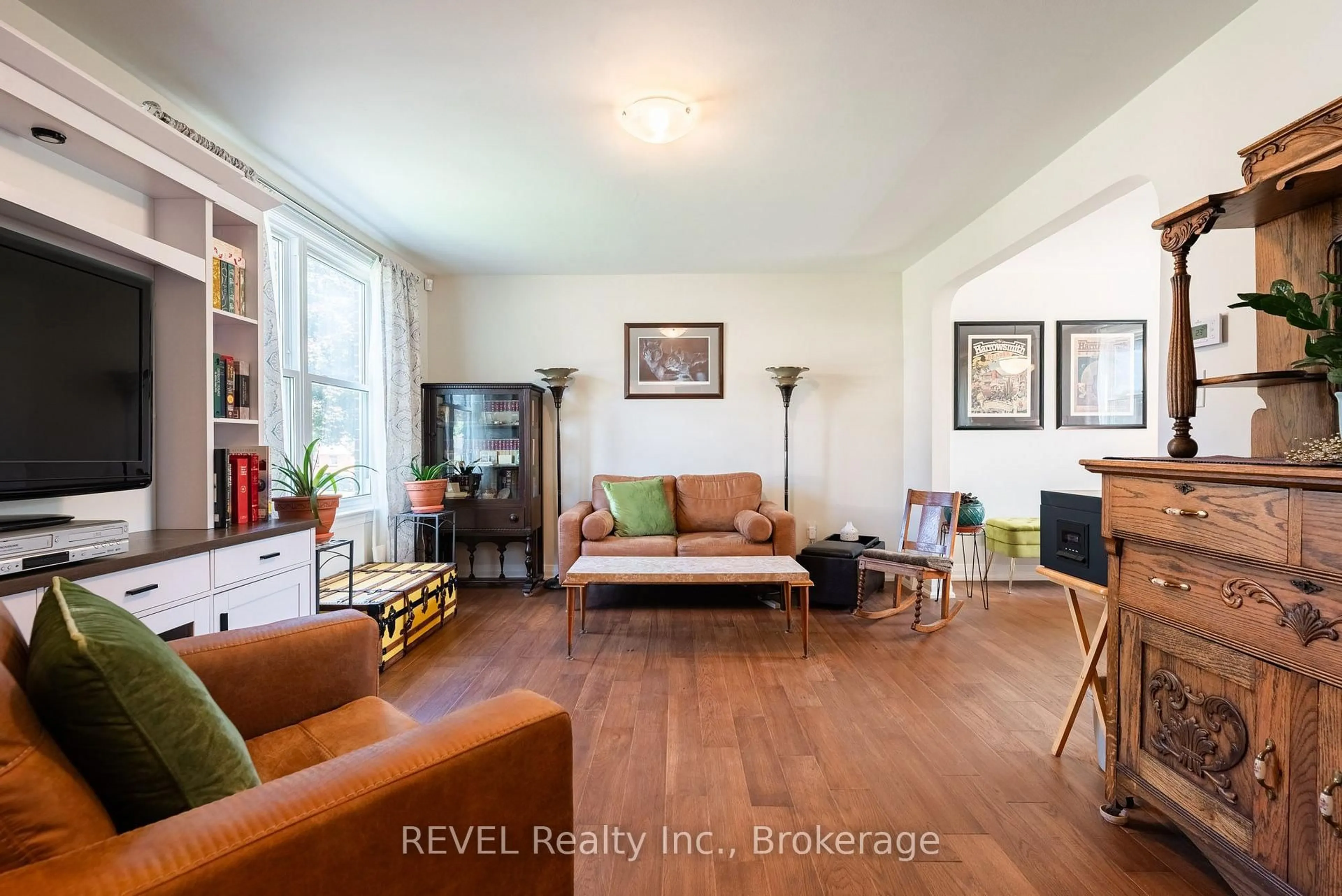 Living room with furniture, wood/laminate floor for 5682 Hanan Ave, Niagara Falls Ontario L2G 4E6