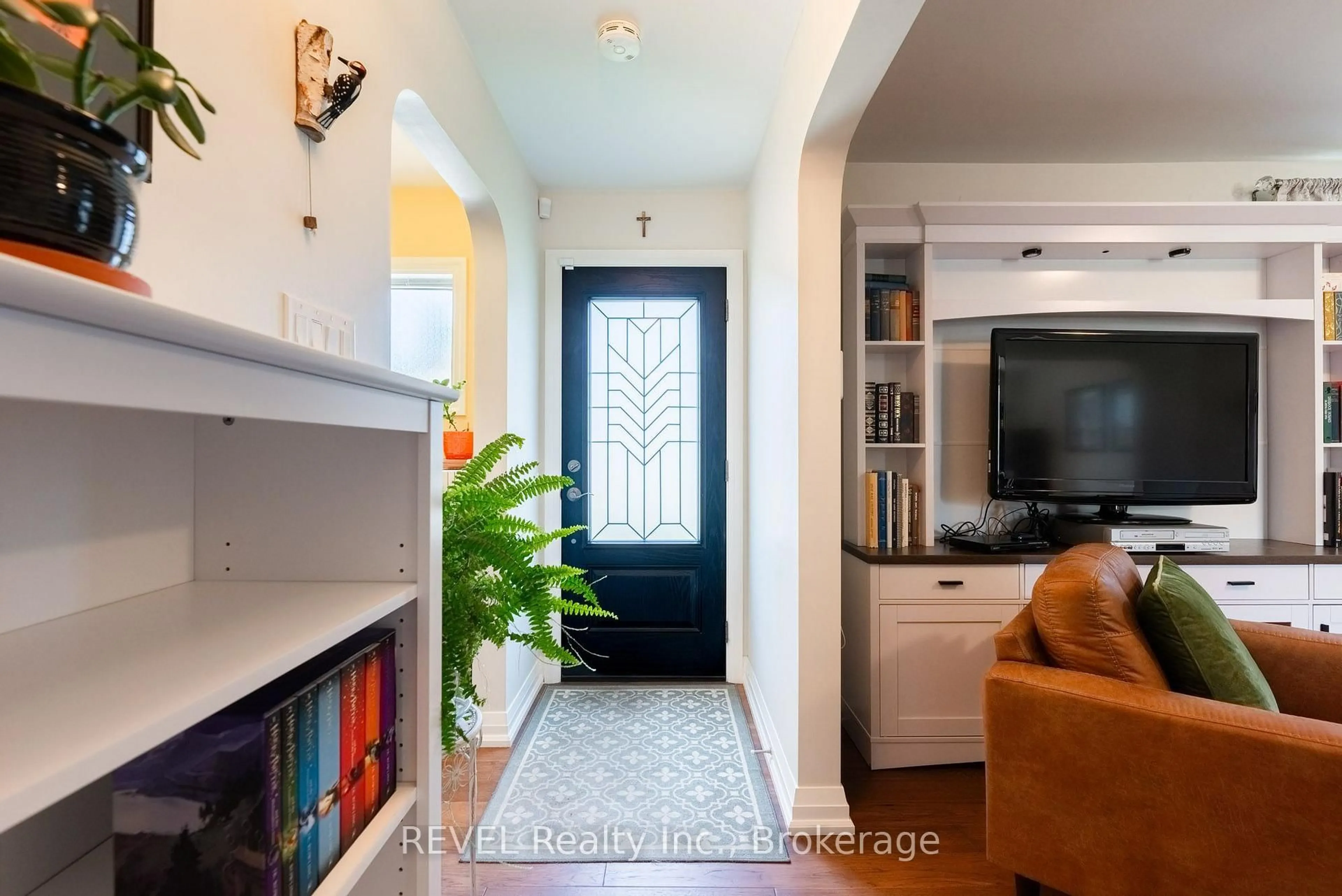 Indoor entryway for 5682 Hanan Ave, Niagara Falls Ontario L2G 4E6