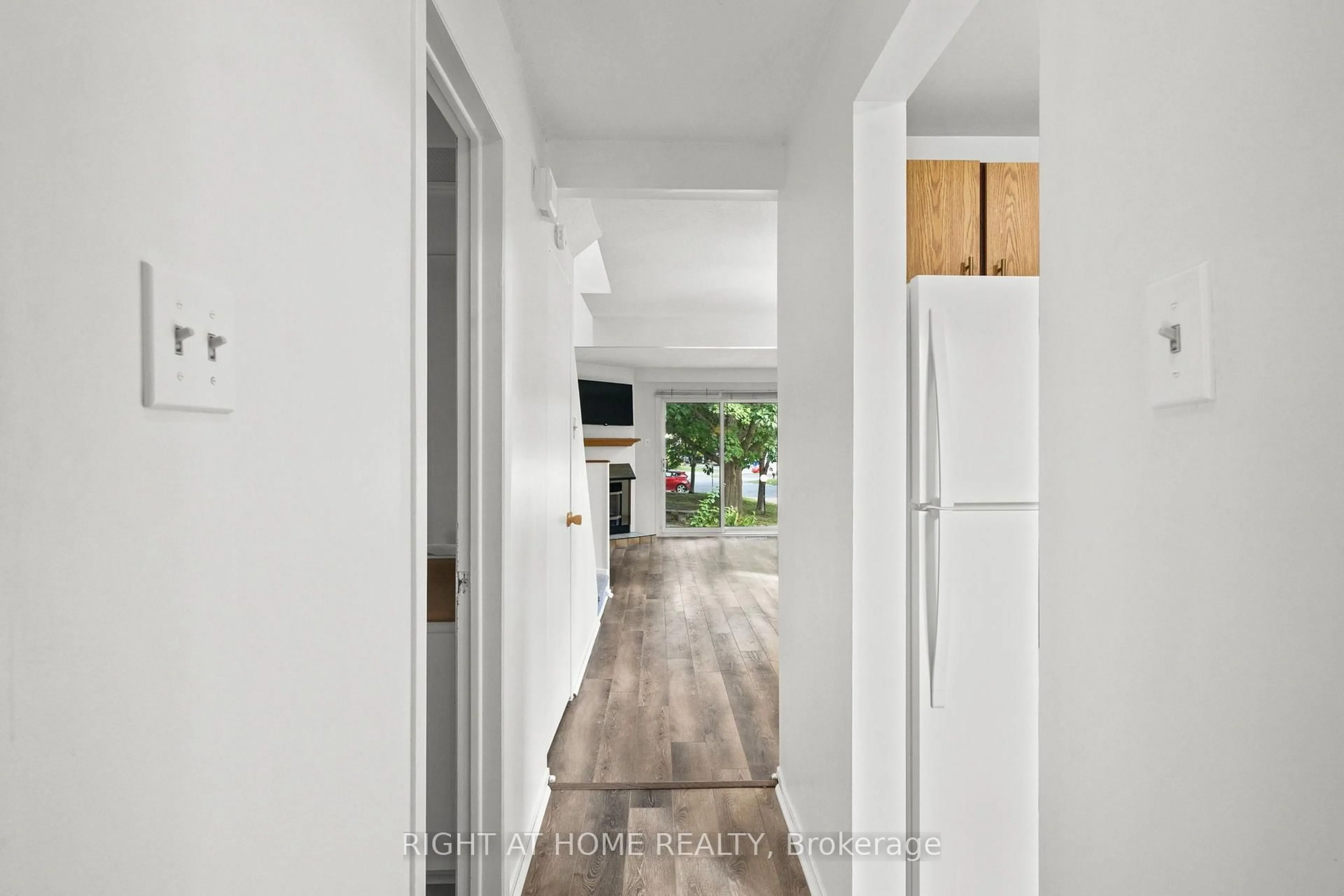 Indoor entryway for 158F VALLEY STREAM Dr, Ottawa Ontario K2H 9C6