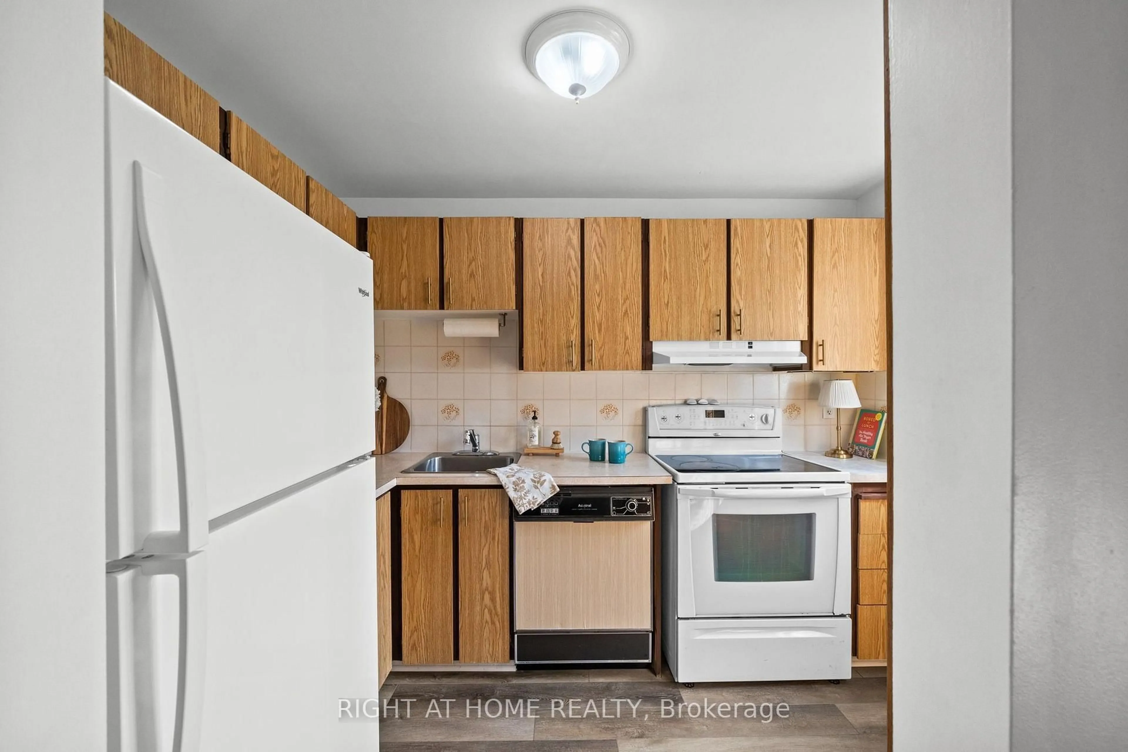 Standard kitchen, unknown for 158F VALLEY STREAM Dr, Ottawa Ontario K2H 9C6