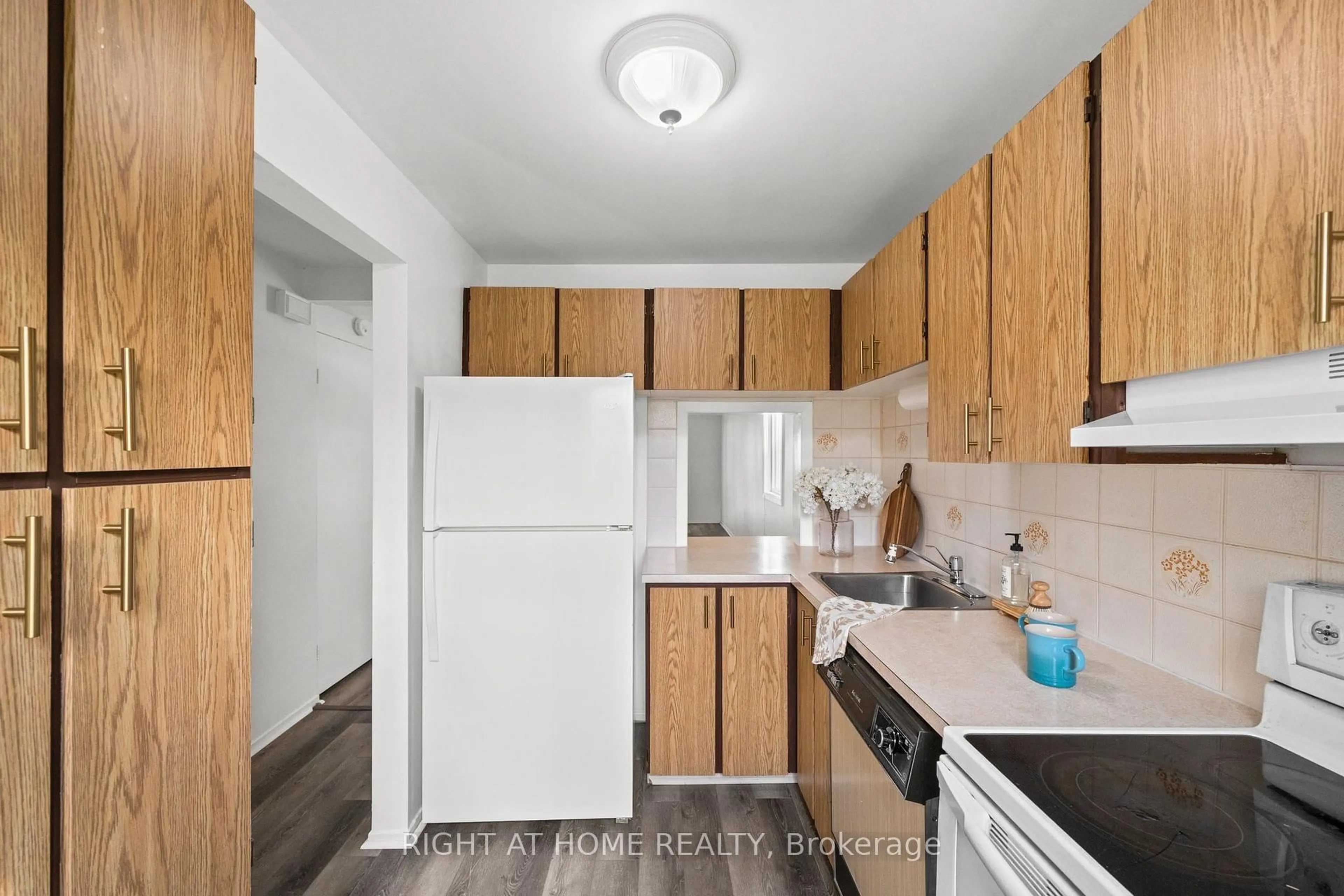 Standard kitchen, unknown for 158F VALLEY STREAM Dr, Ottawa Ontario K2H 9C6