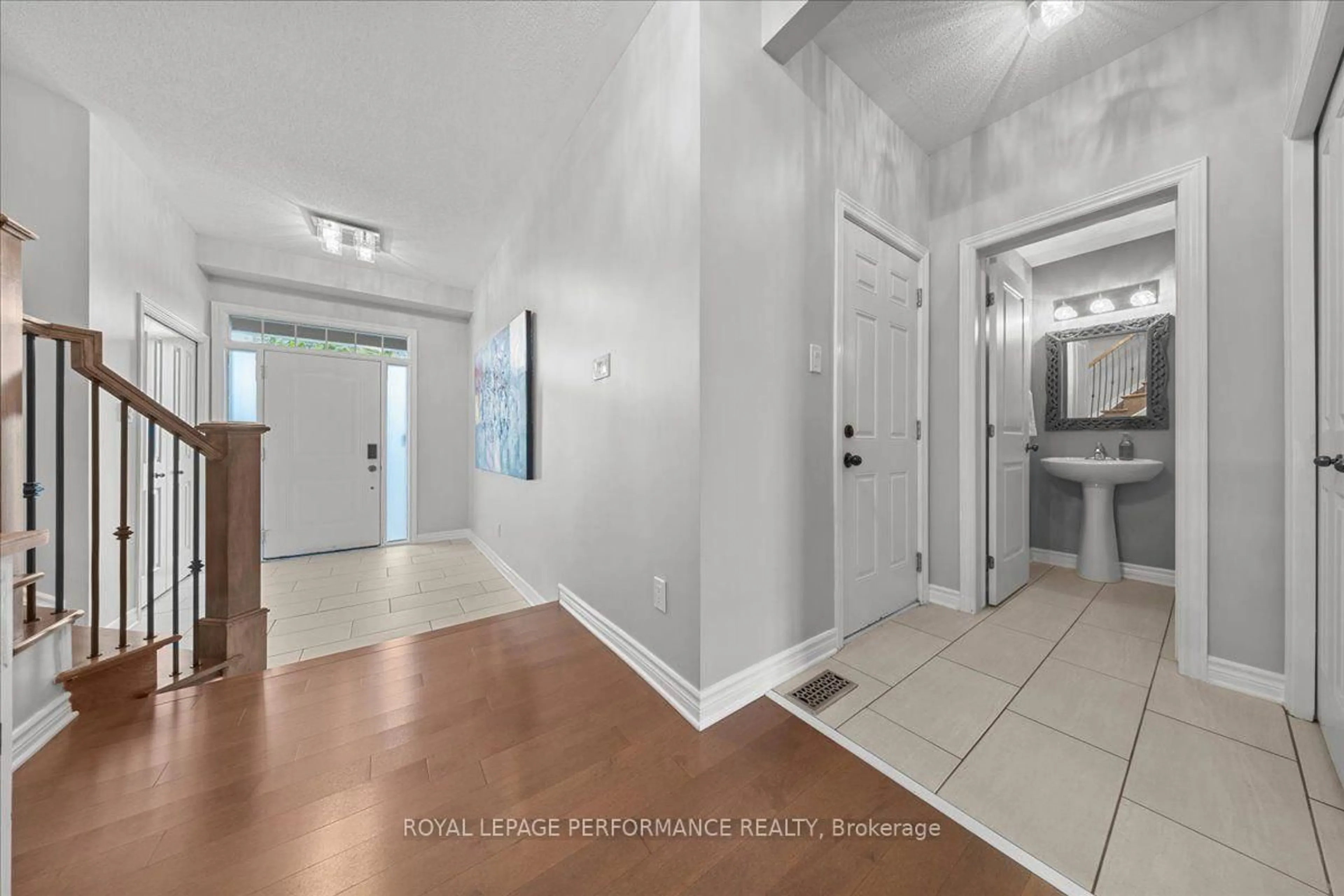 Indoor entryway for 929 Verbena Cres, Ottawa Ontario K1T 0K4