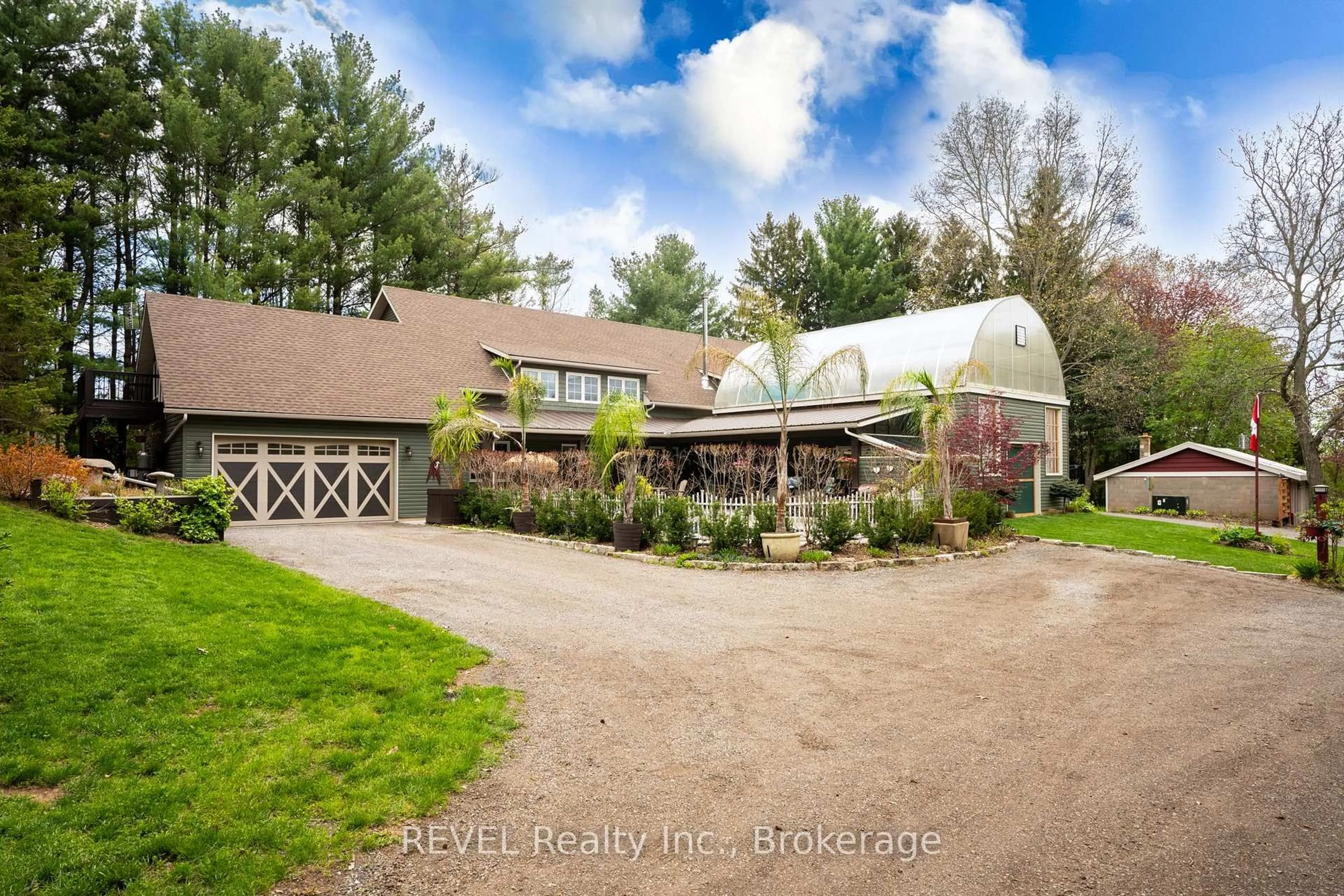 A pic from outside/outdoor area/front of a property/back of a property/a pic from drone, unknown for 573 CANBORO Rd, Pelham Ontario L0S 1C0