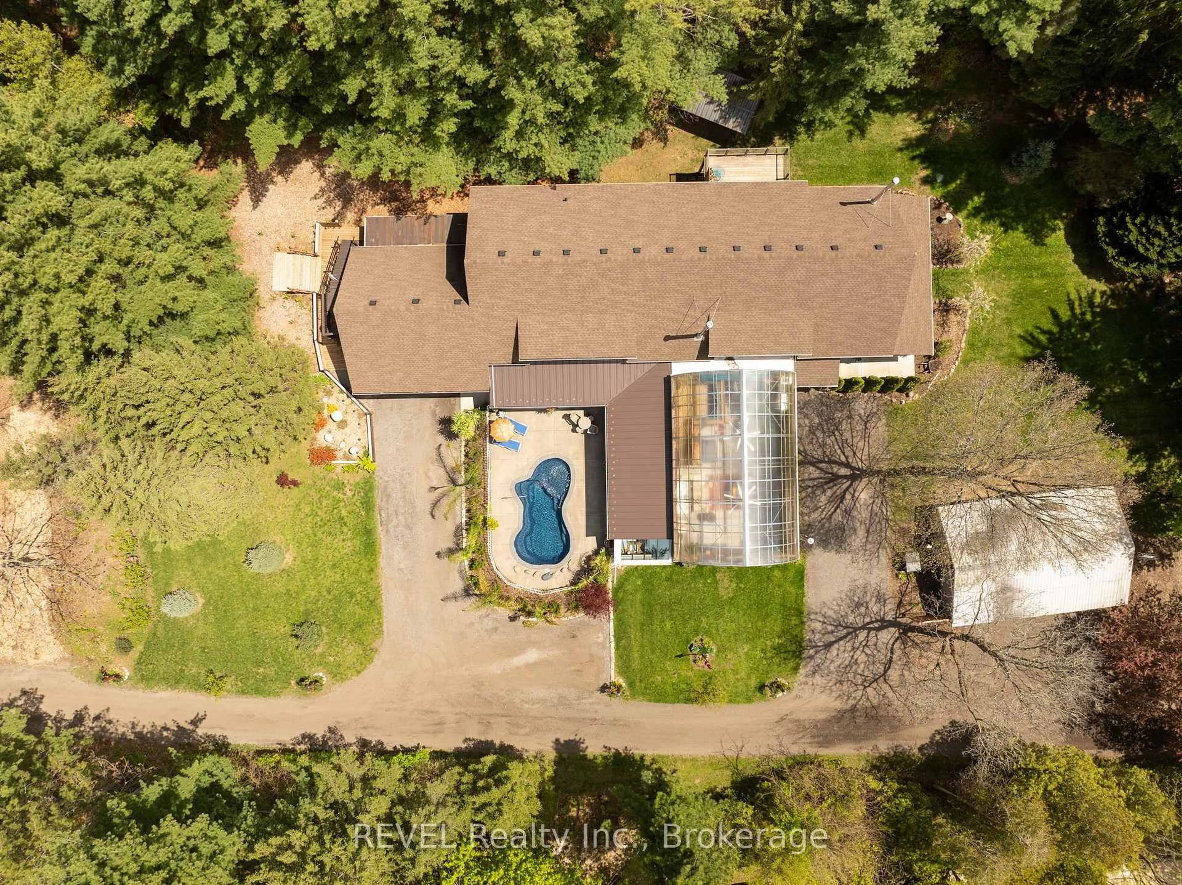 A pic from outside/outdoor area/front of a property/back of a property/a pic from drone, unknown for 573 CANBORO Rd, Pelham Ontario L0S 1C0