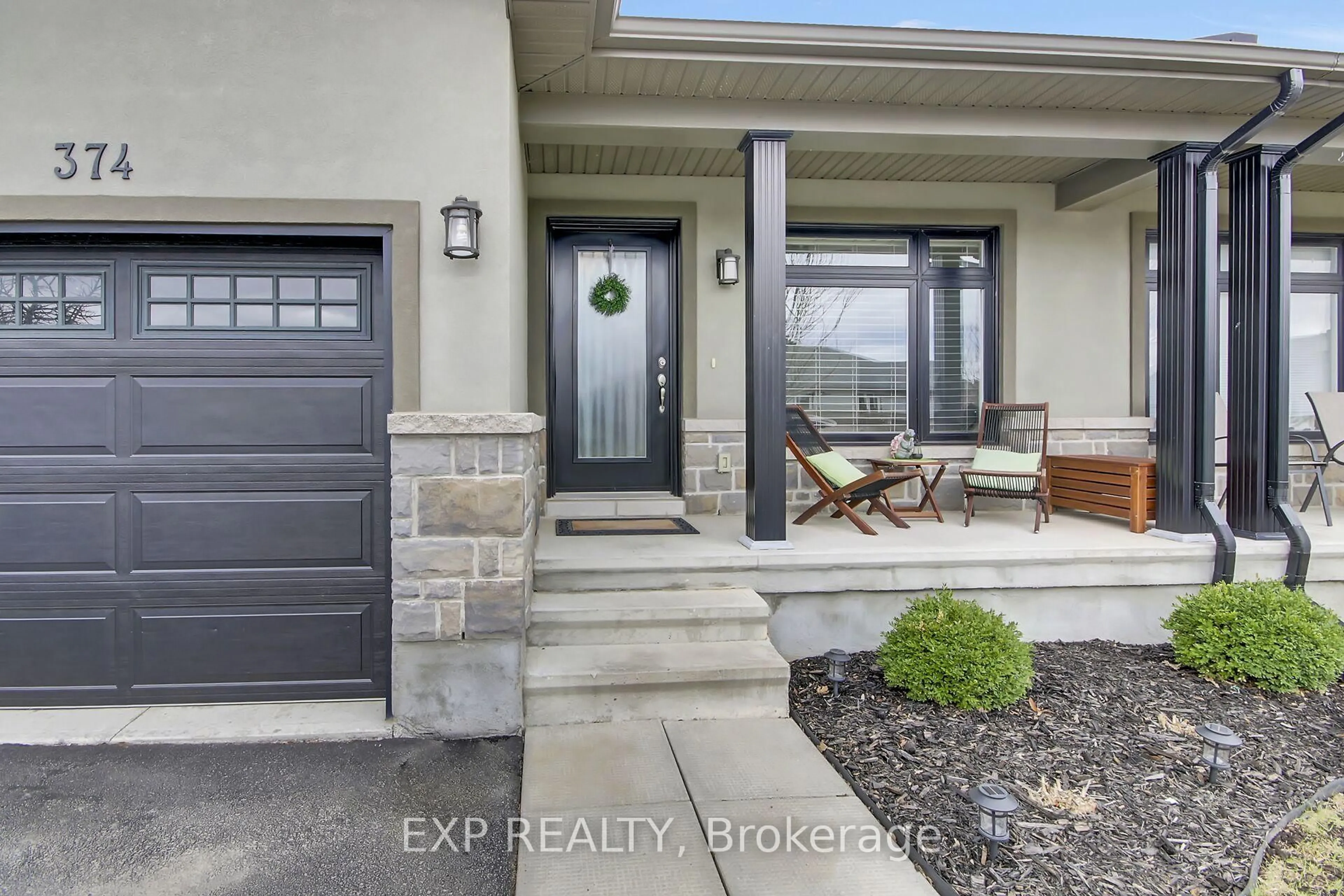 Indoor entryway for 374 Honeyborne St, Almonte Ontario K0A 1A0